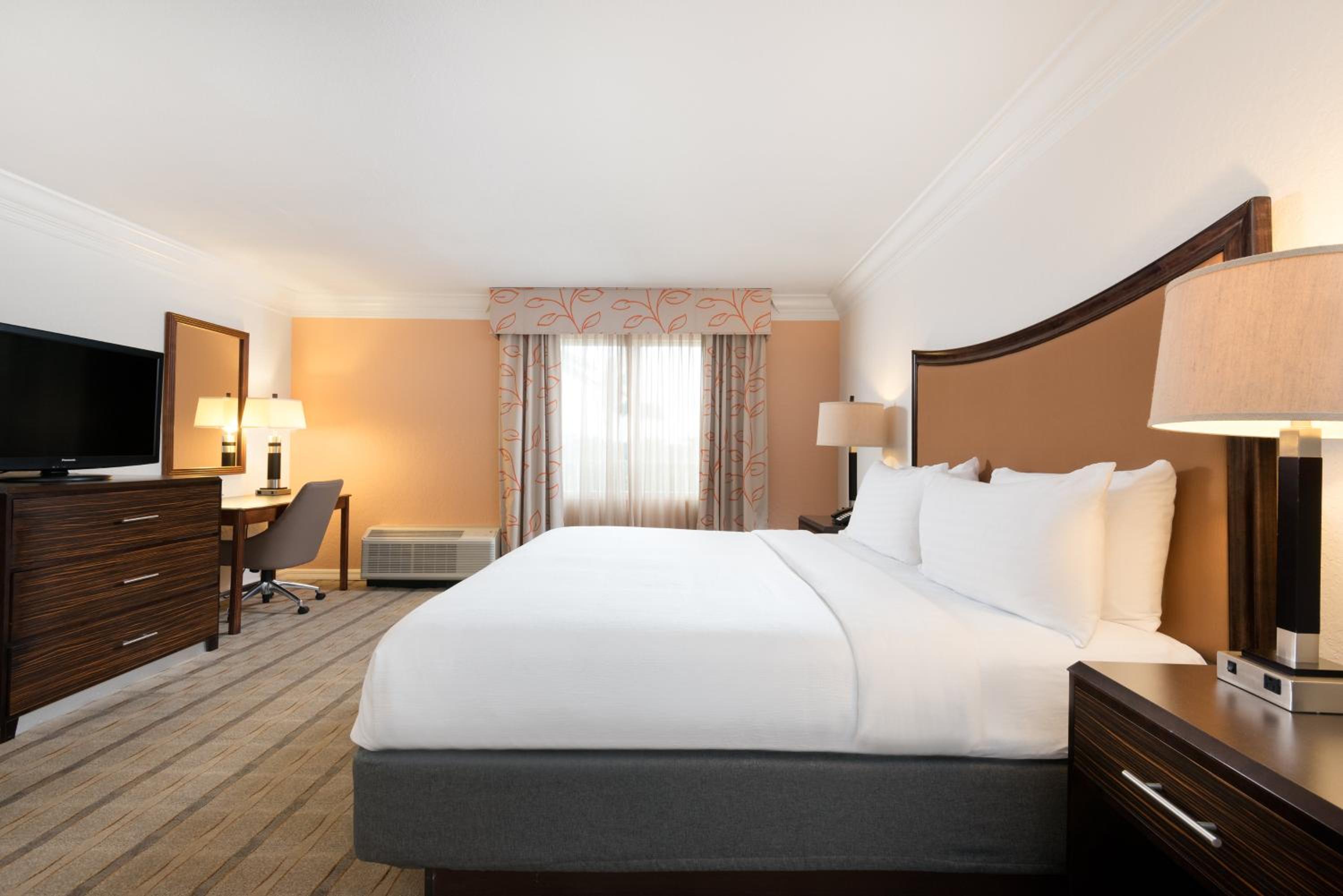 Standard King Room - Photo 2