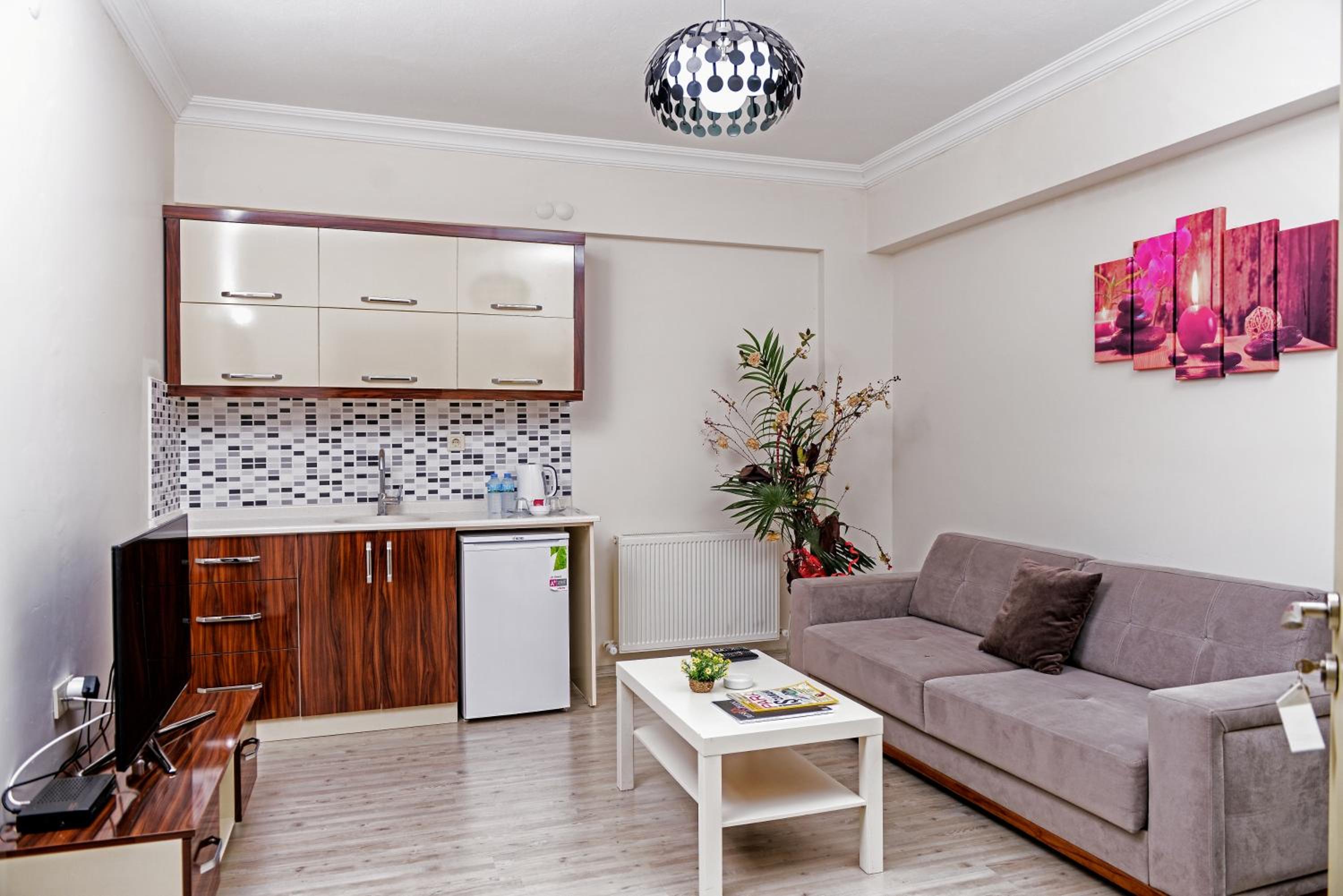 Deluxe Double Room with Bath - Photo 3