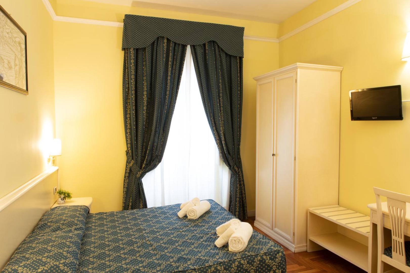 Double Room with Private External Bathroom photo 2