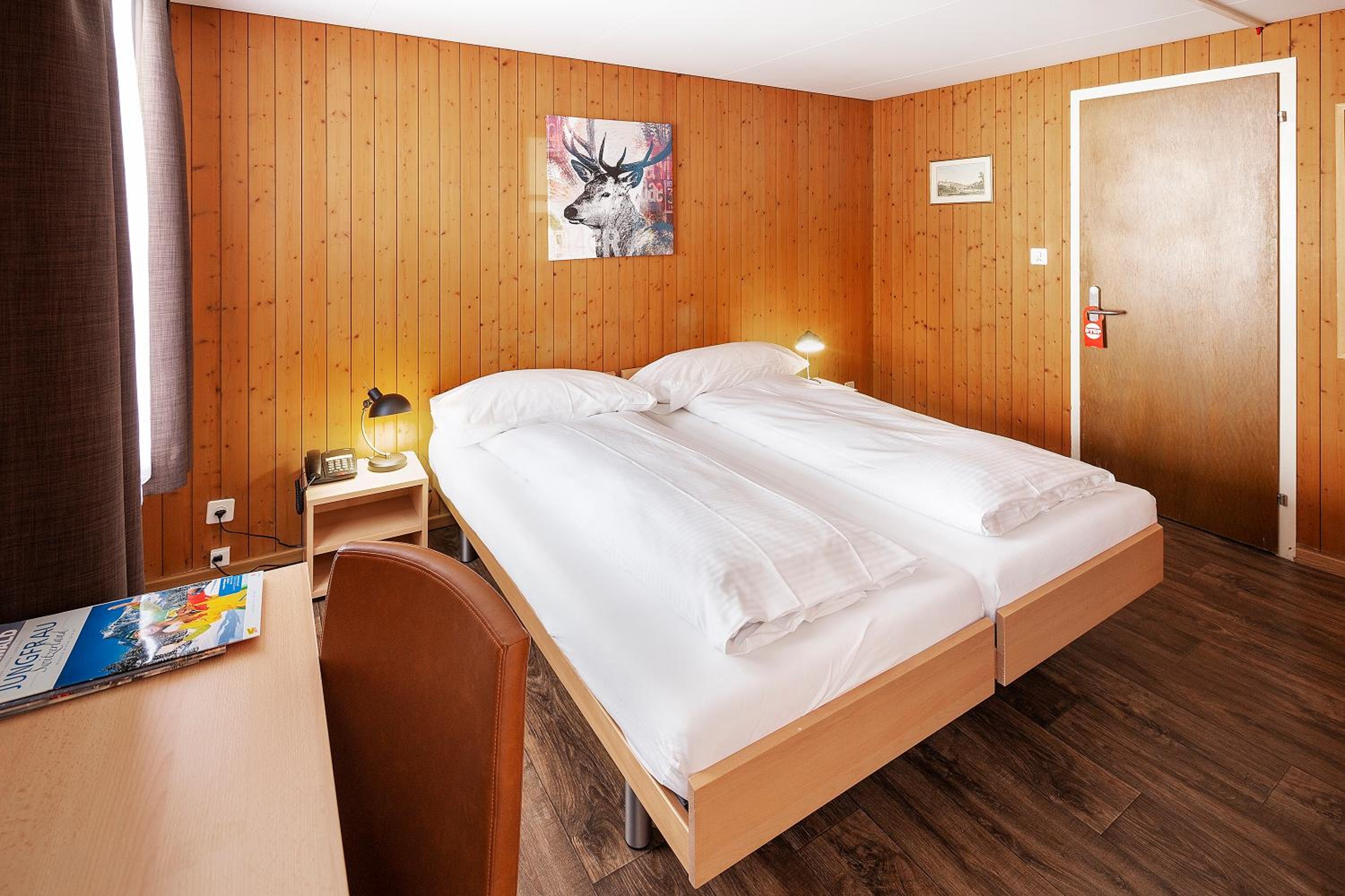 Small Double Room with Private Bathroom (no view) - Photo 3
