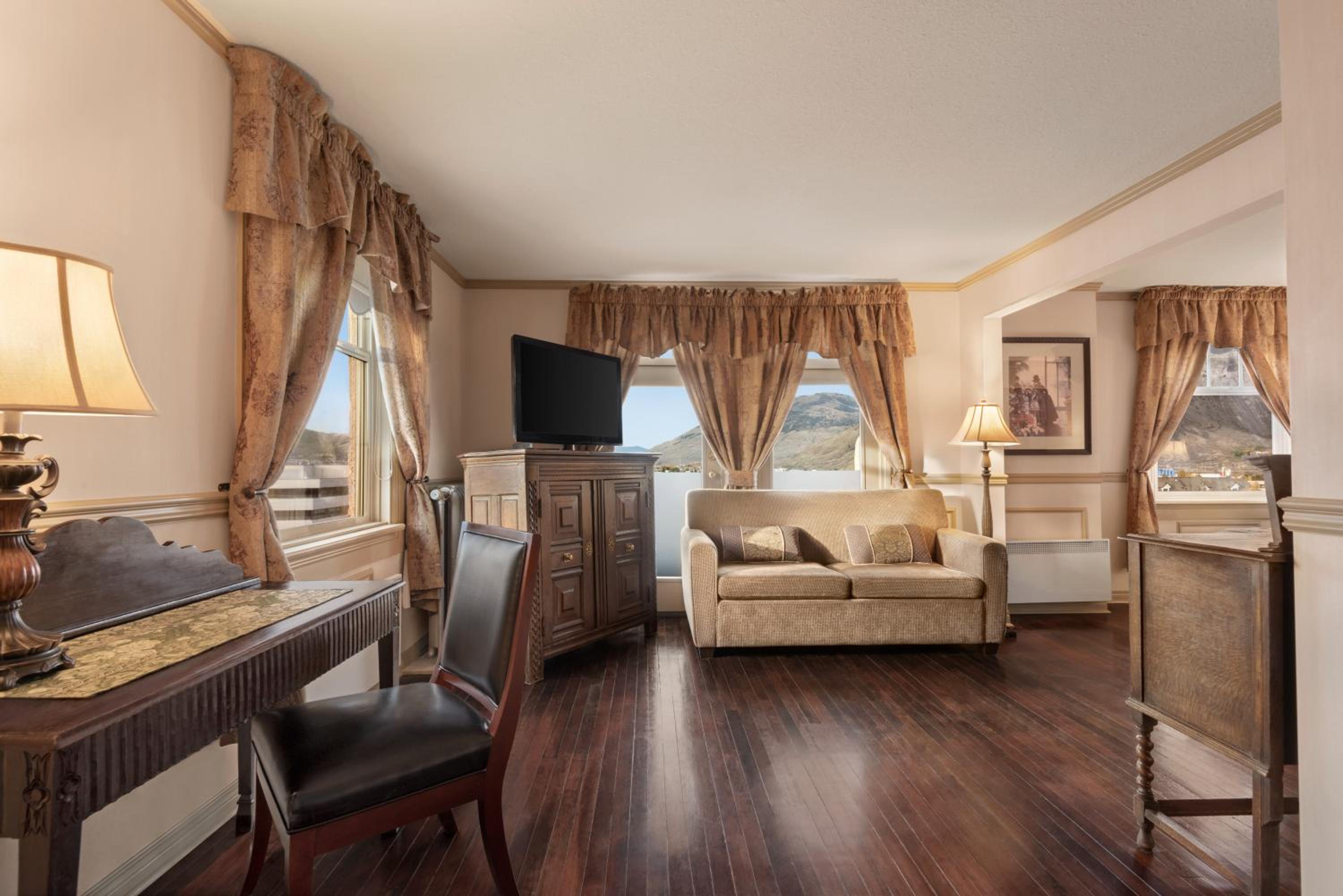 One-Bedroom King Suite - Non-Smoking - Photo 2