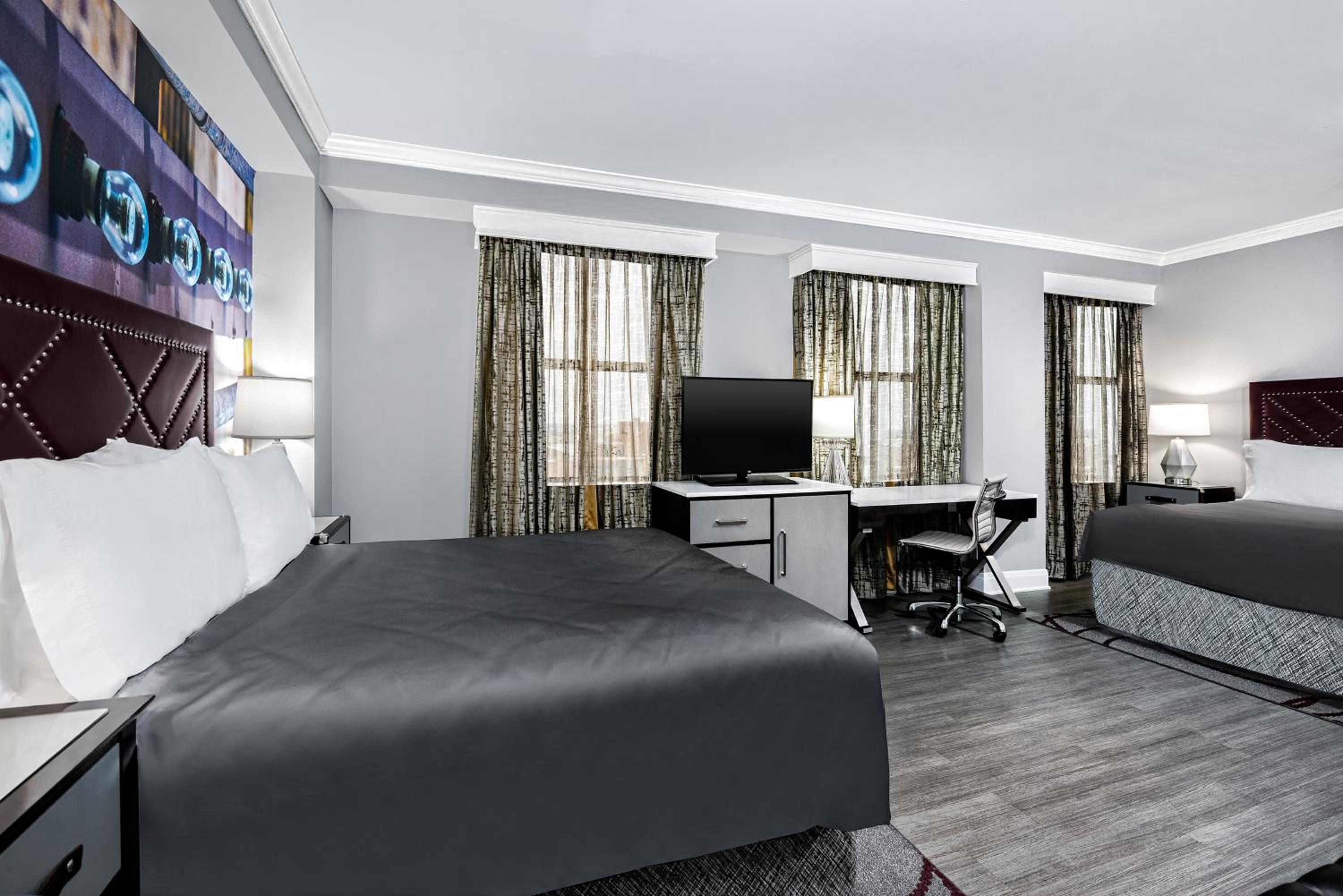 Standard Queen Room with Two Queen Beds - Photo 2