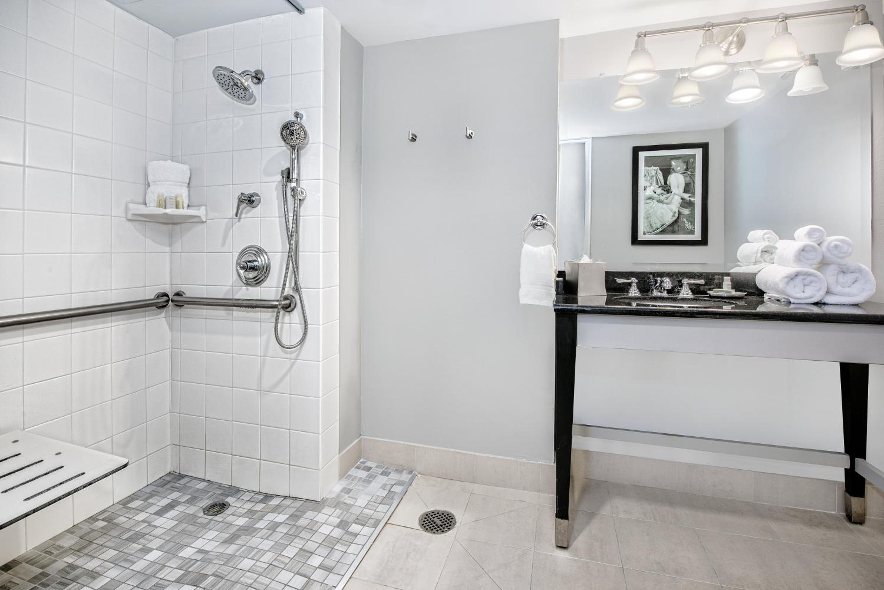 Standard Queen Room with Roll-in Shower - Mobility Access - Photo 3