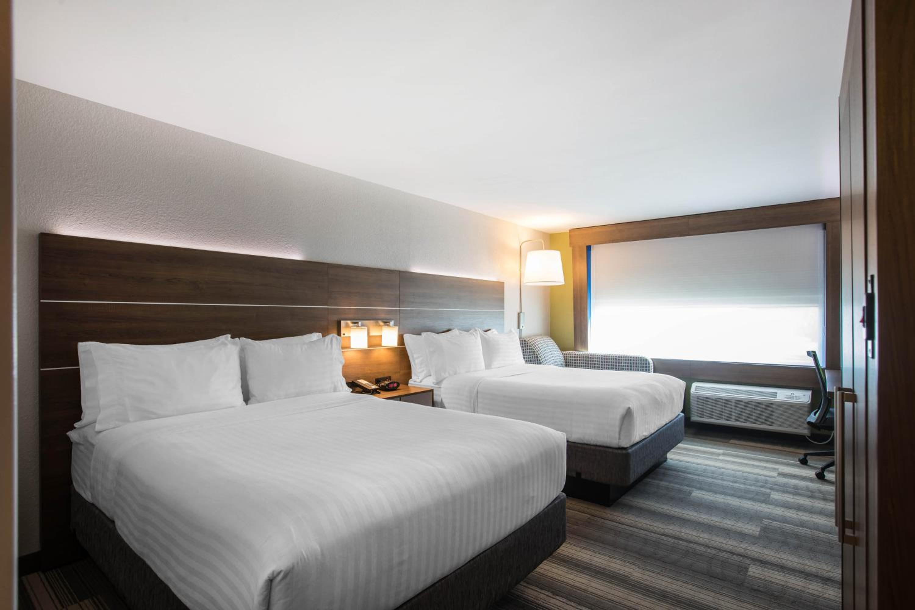 Standard Room with Two Queen Beds - Photo 4