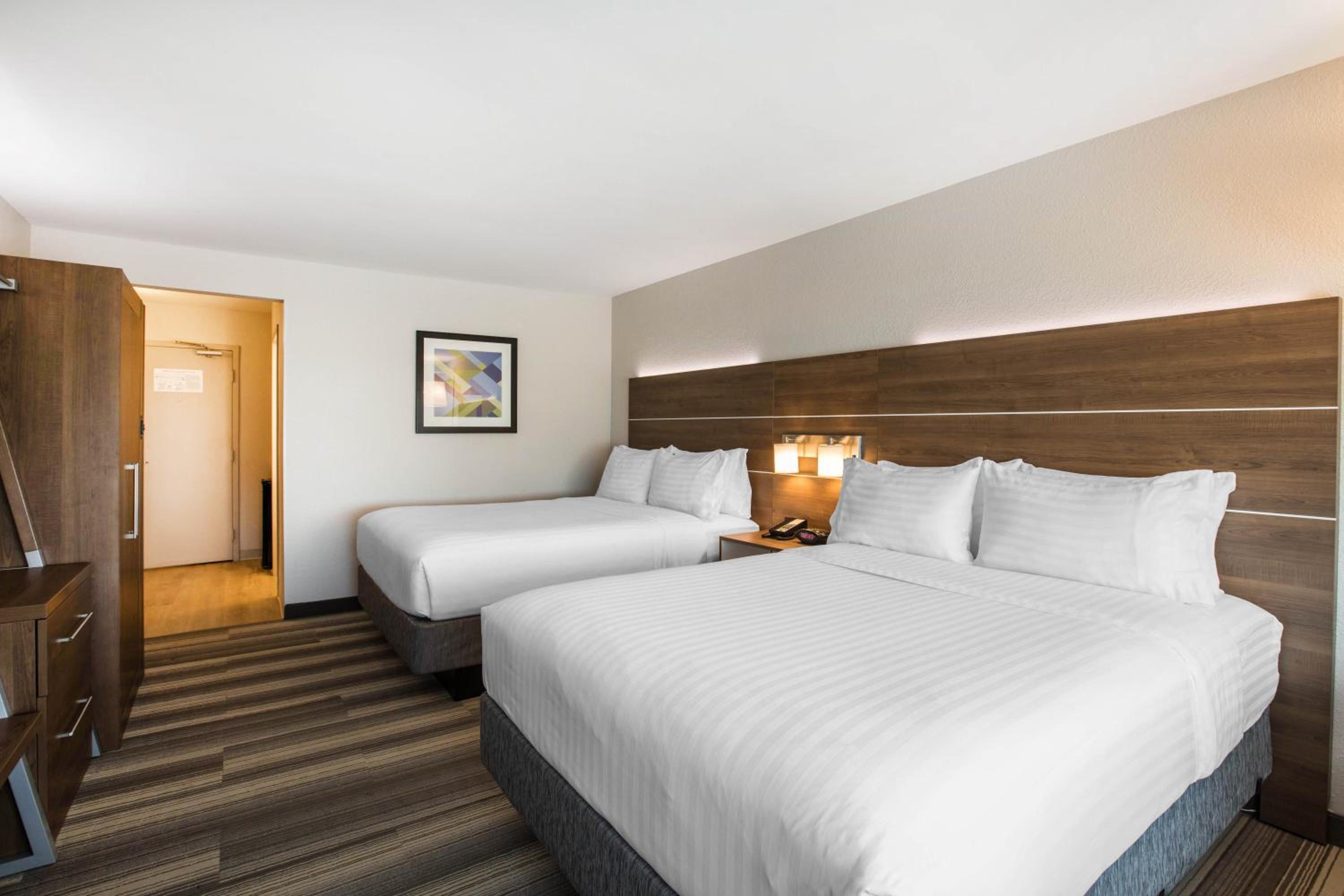 Standard Room with Two Queen Beds - Photo 2