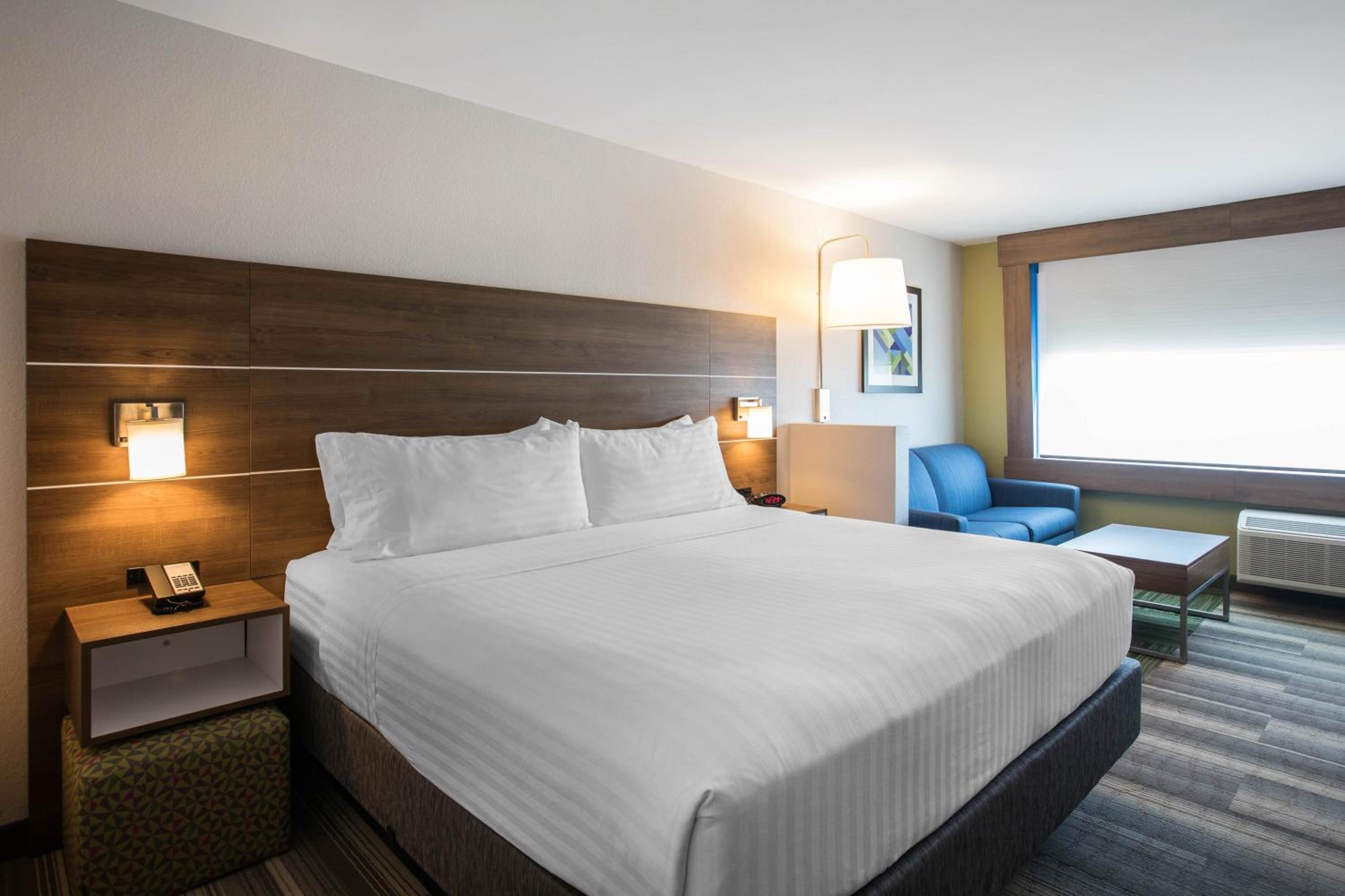 Premium King Room with Sofa Bed - Photo 4