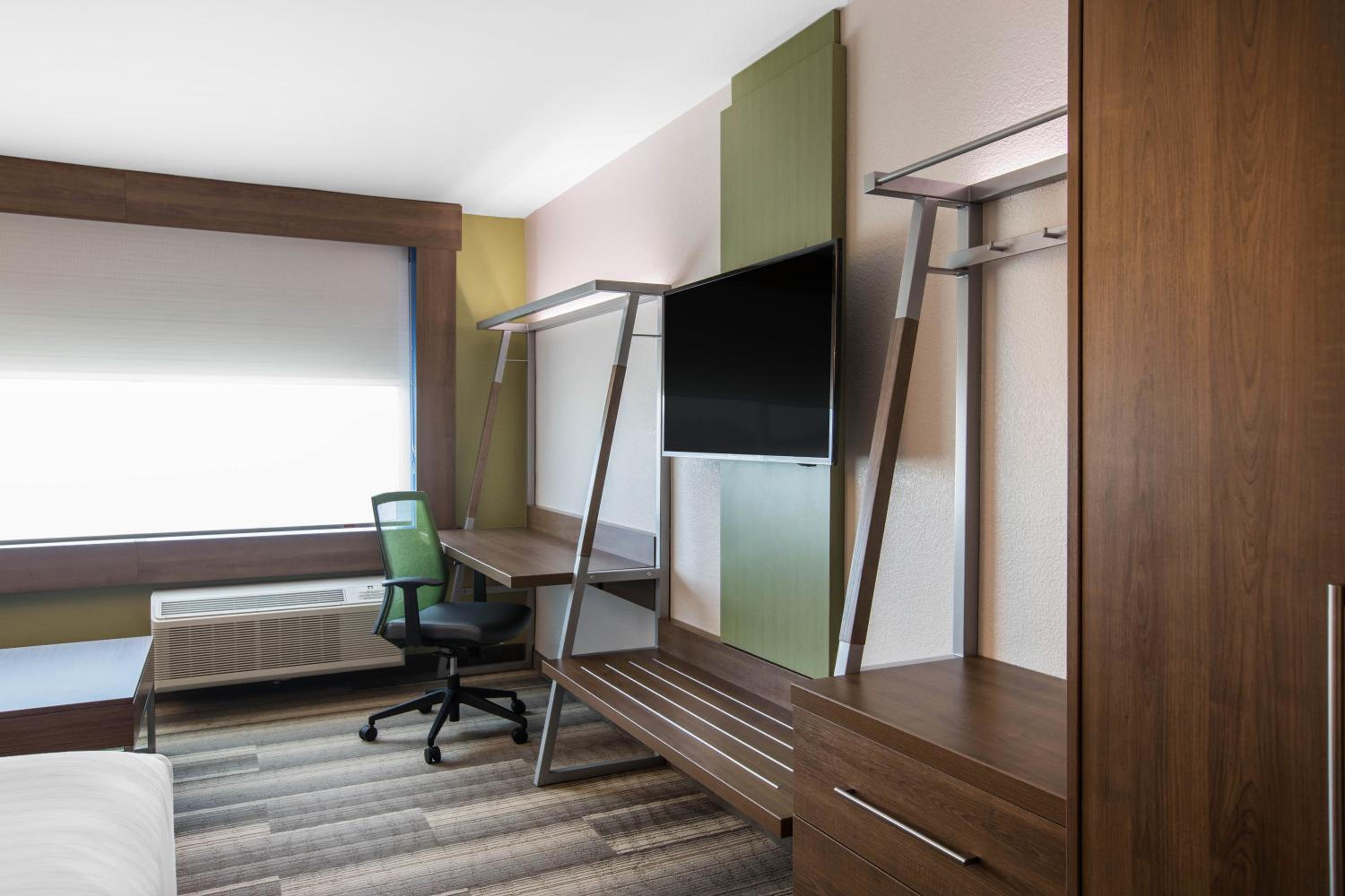 Premium King Room with Sofa Bed - Photo 3