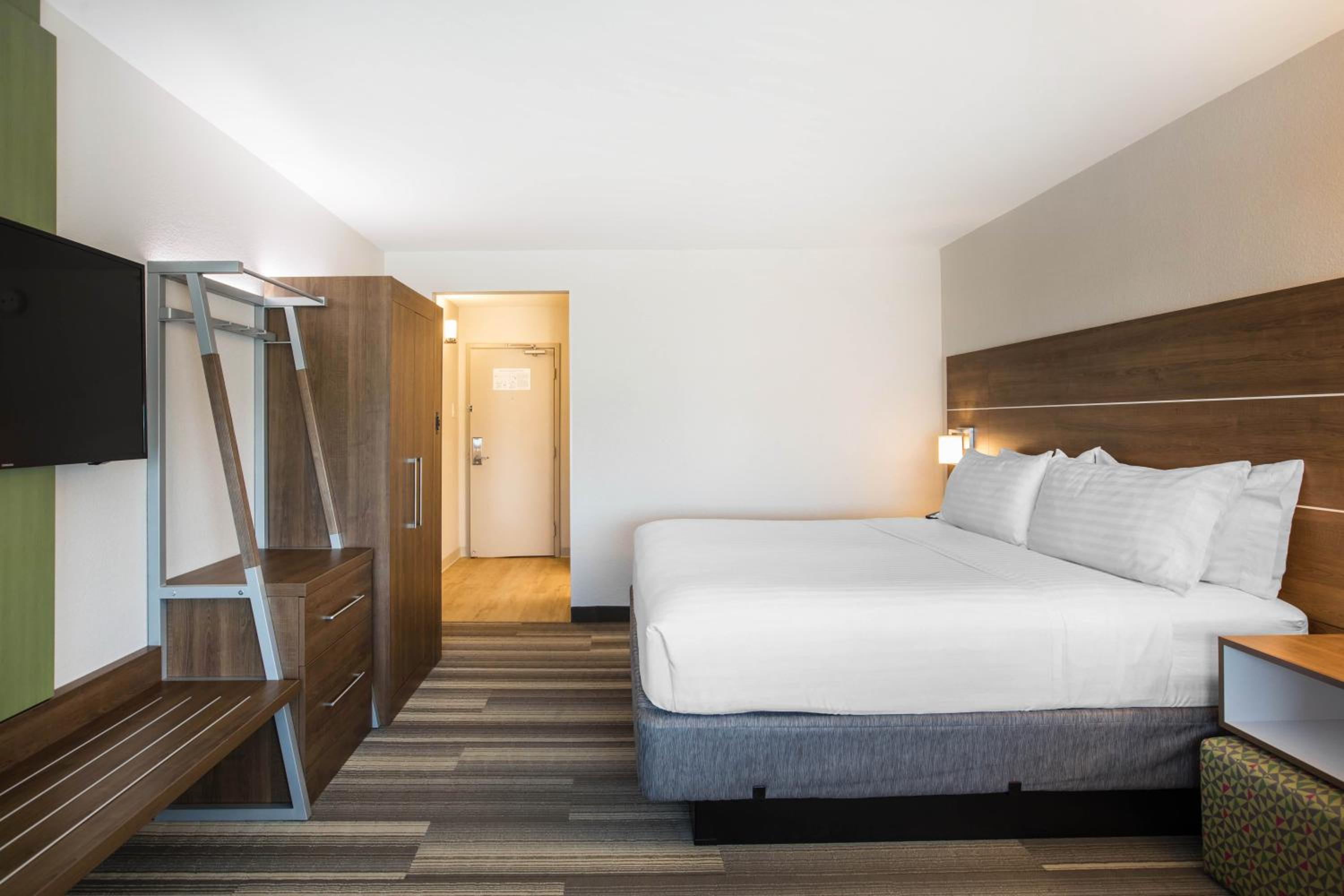 Premium King Room with Sofa Bed - Photo 2