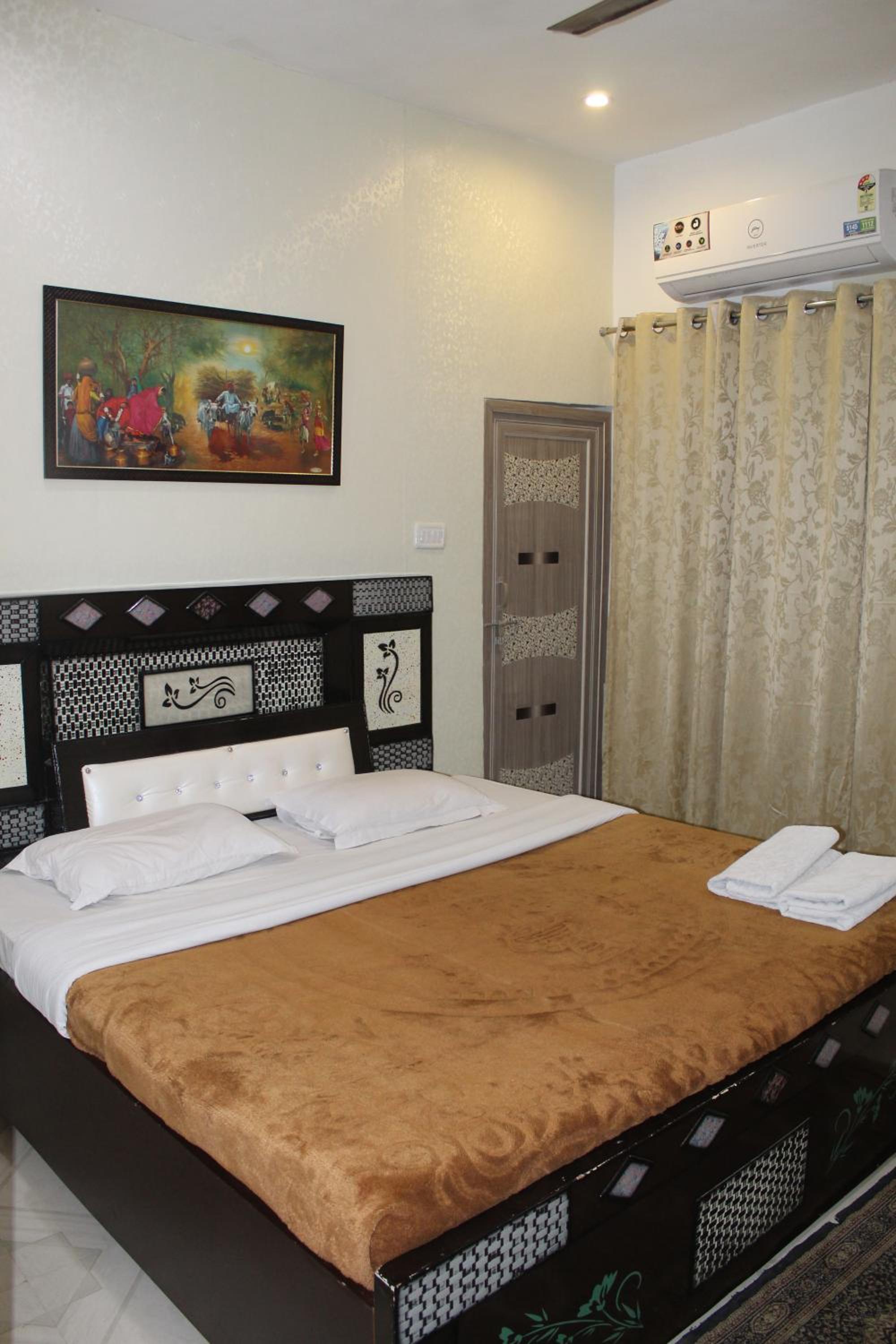 Deluxe Double Room (2 Adults + 1 Child)