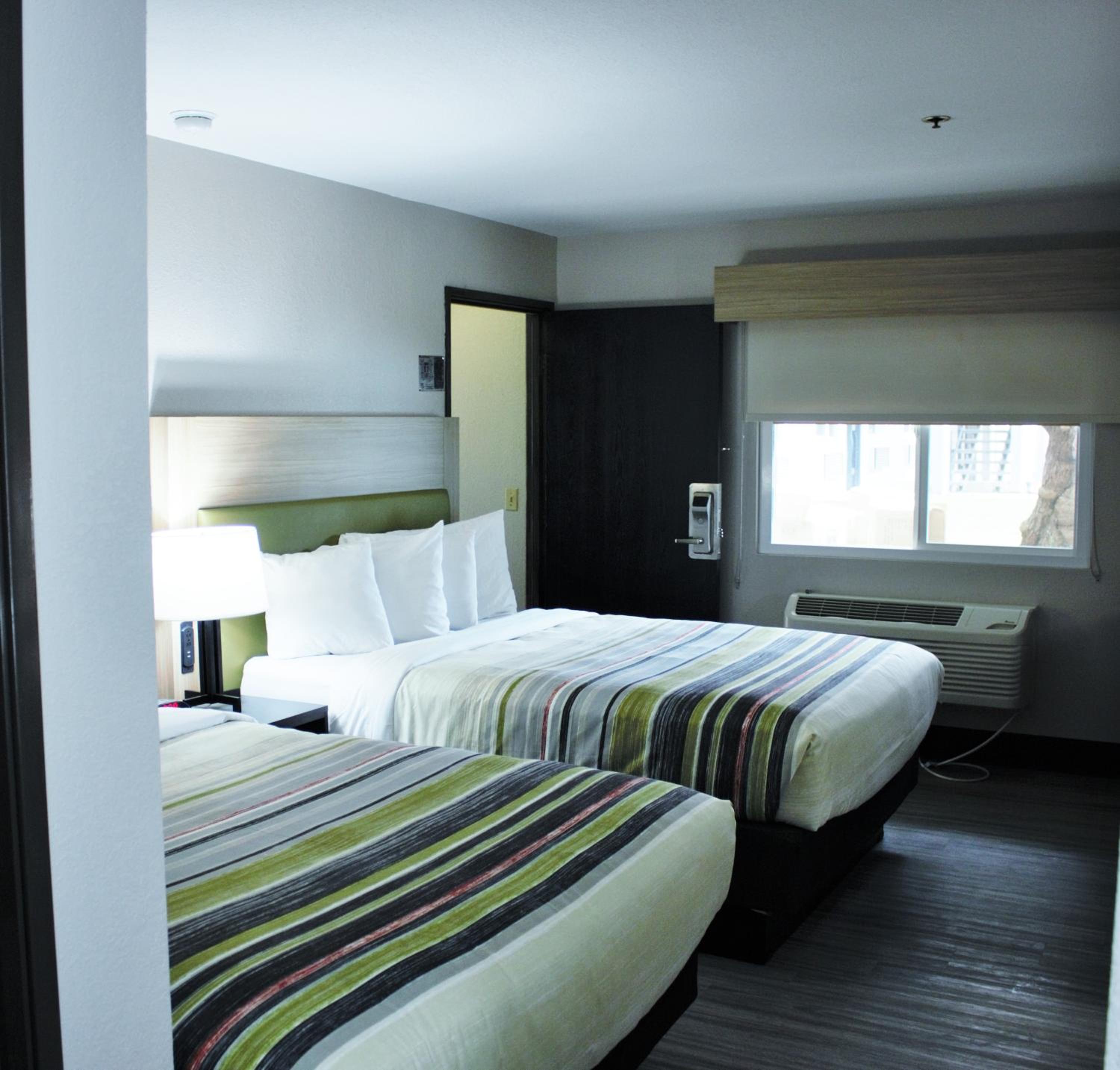 Queen Room with Two Queen Beds - Non-Smoking - Photo 3