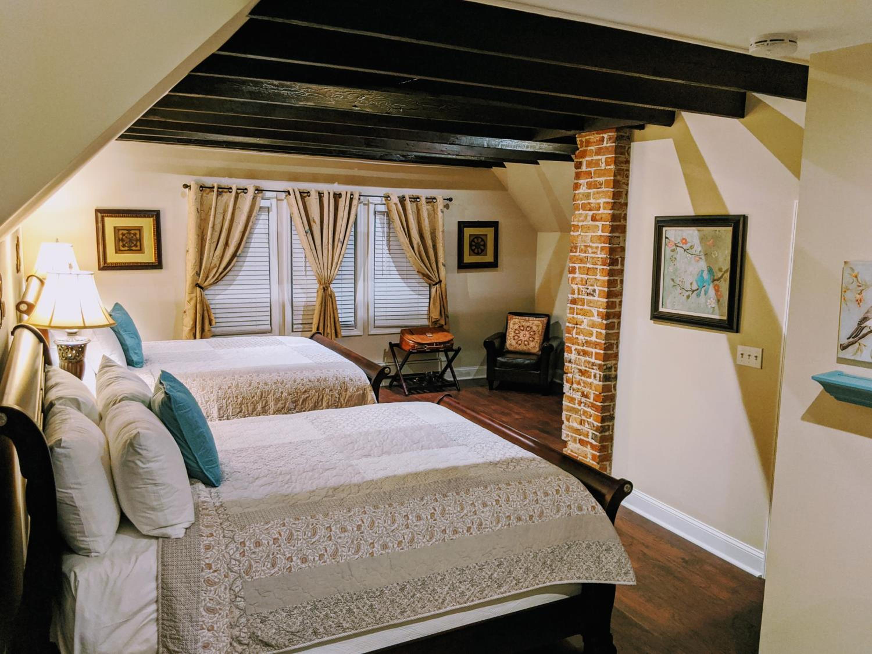 Deluxe Queen Suite - Photo 9