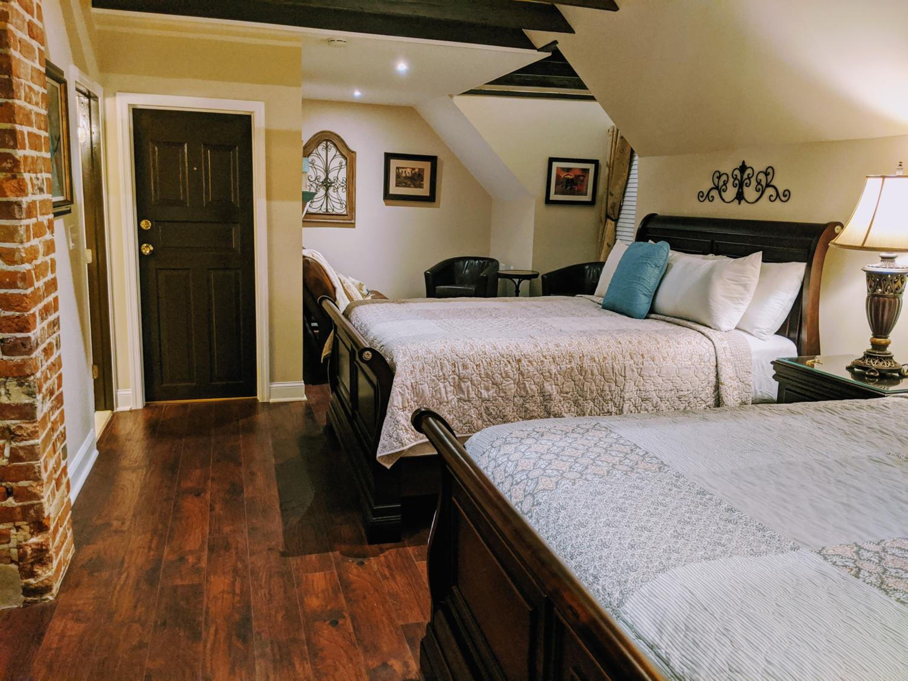 Deluxe Queen Suite - Photo 4