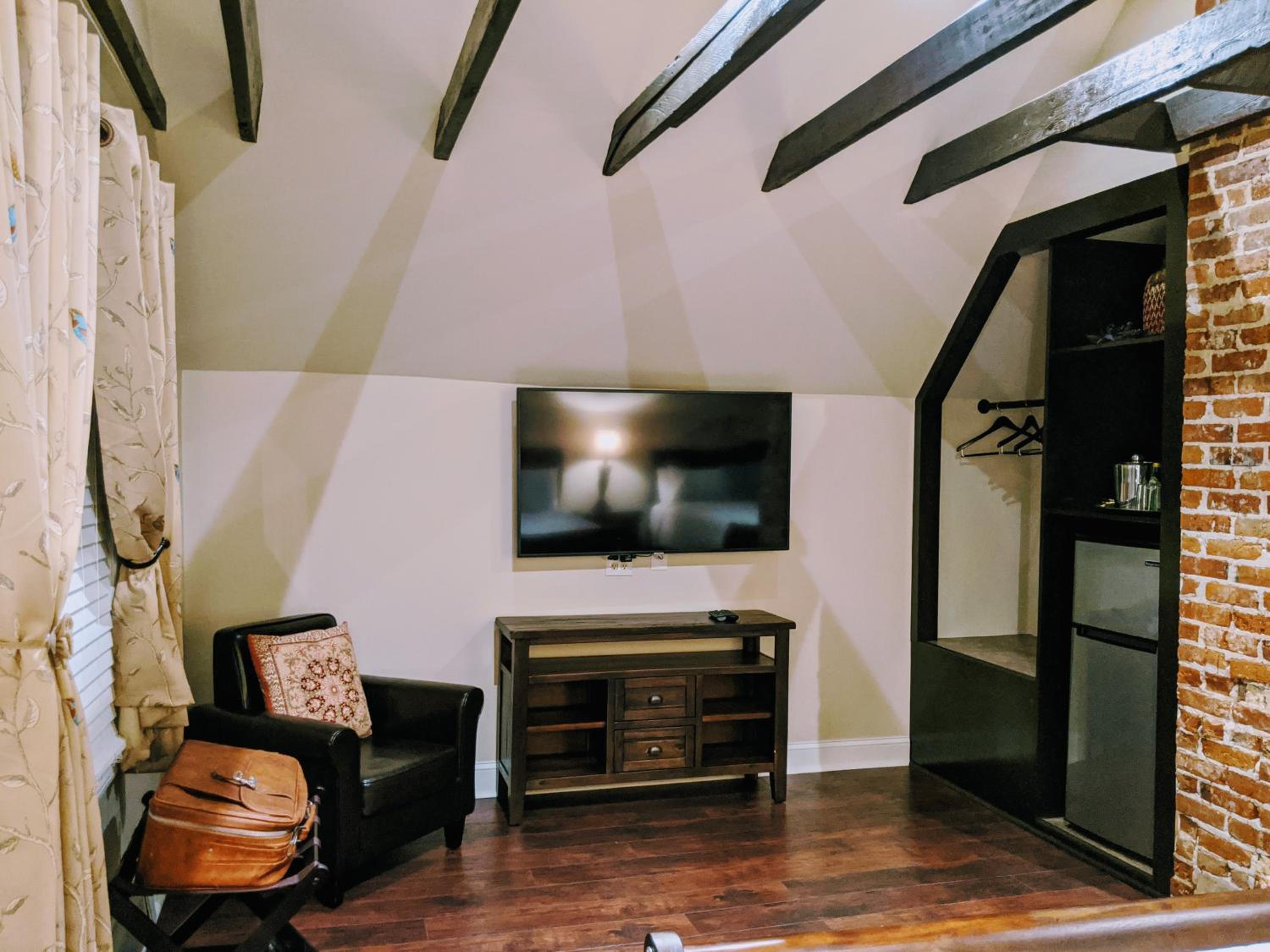 Deluxe Queen Suite - Photo 3