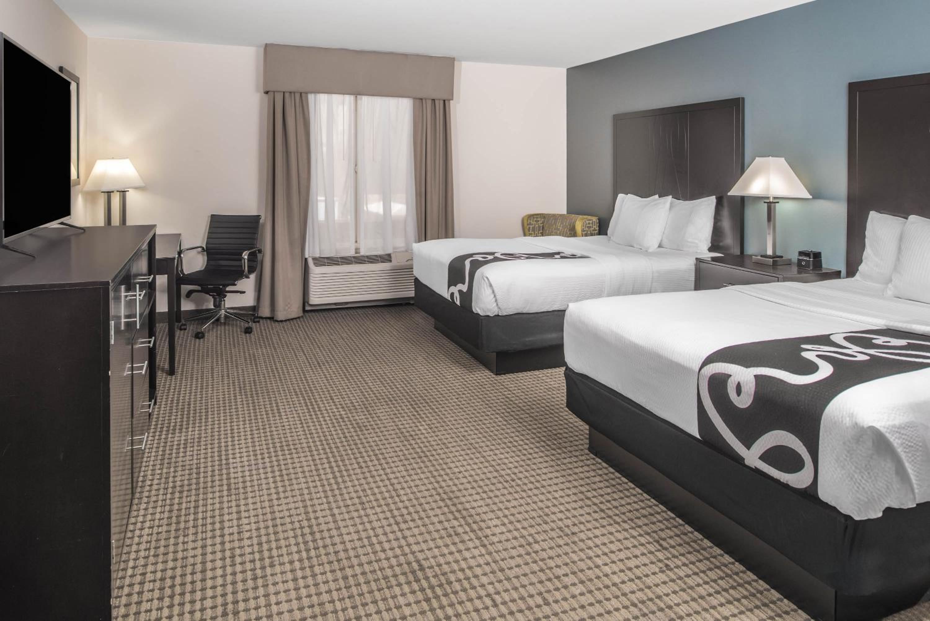 2 Queen Beds, Mobility/Hearing Impaired Accessible Room, Tub w/Grab Bars, Non Smoking - Photo 2