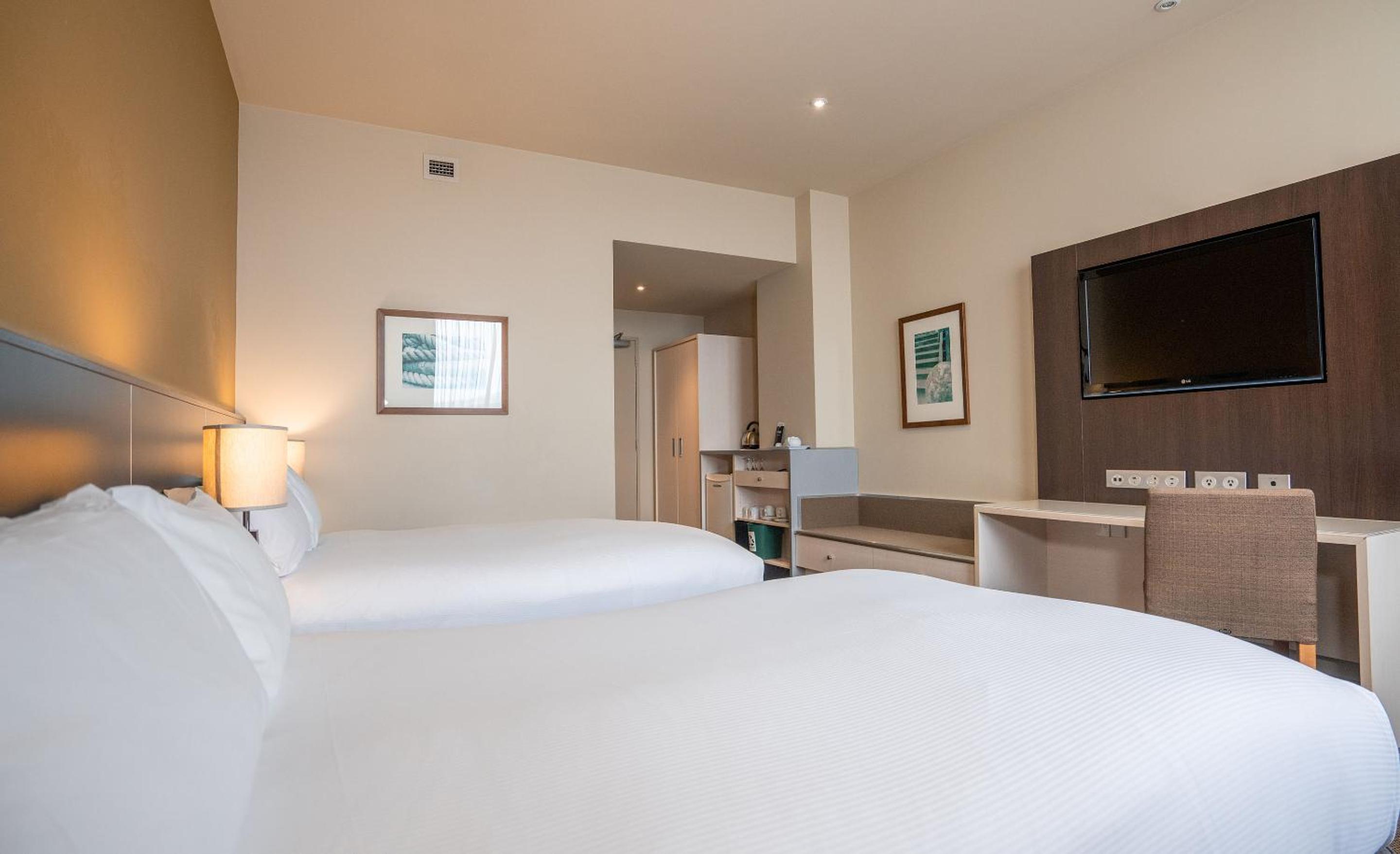 Standard Twin Room with Two Double Beds - Photo 4