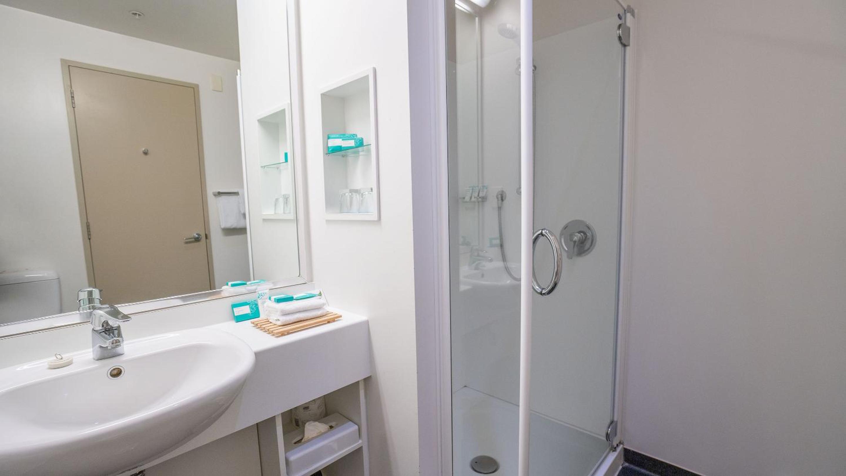 Standard Twin Room with Two Double Beds - Photo 3