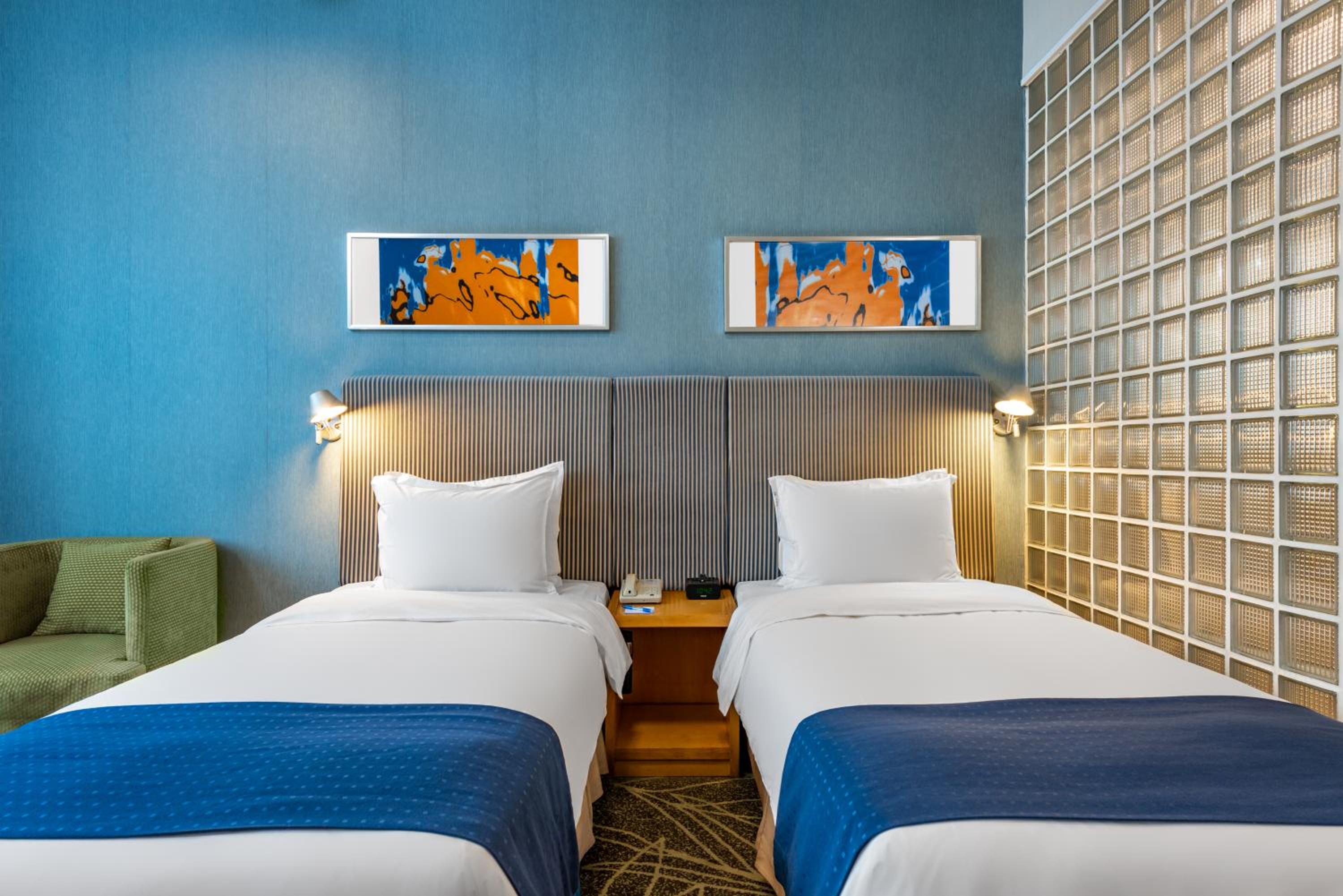 Standard Queen Room - Disability Access - Photo 6