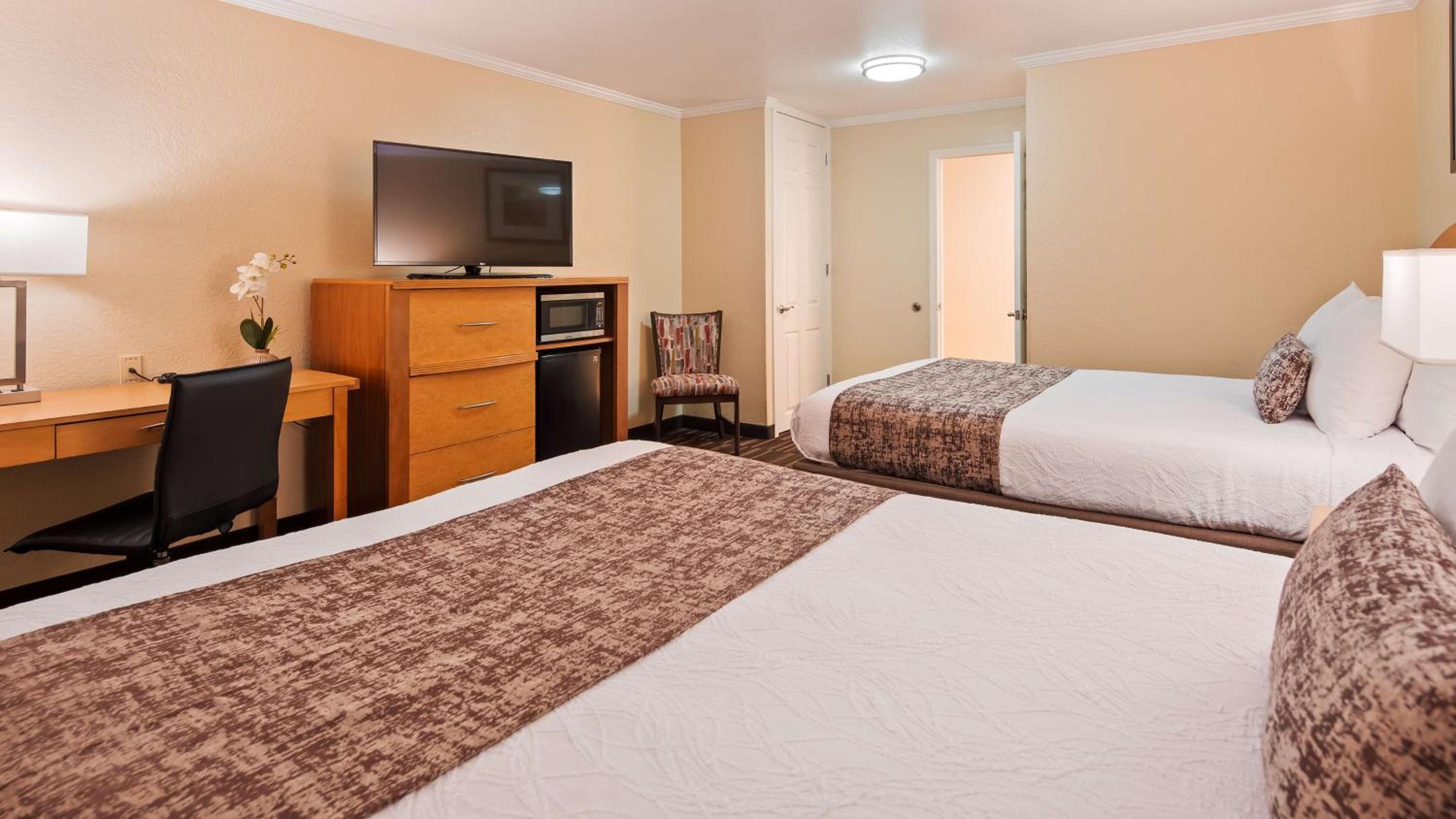 Queen Room with Two Queen Beds - Non-Smoking - Photo 5