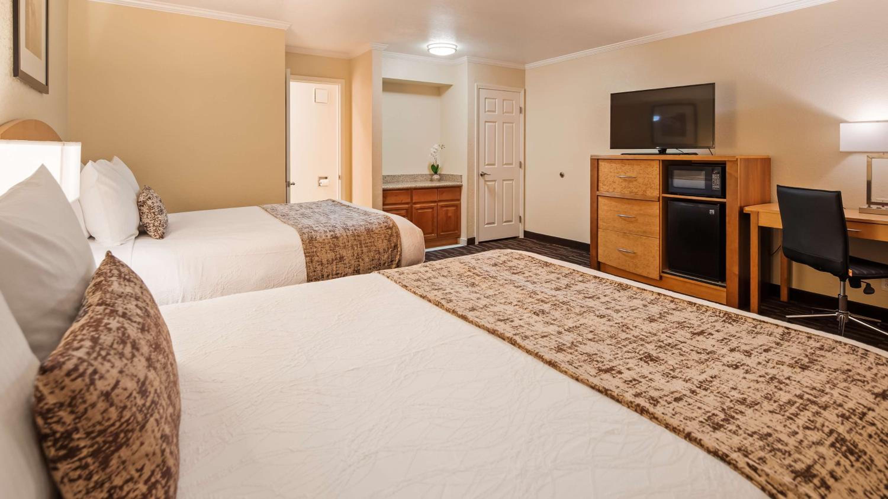 Queen Room with Two Queen Beds - Non-Smoking - Photo 2
