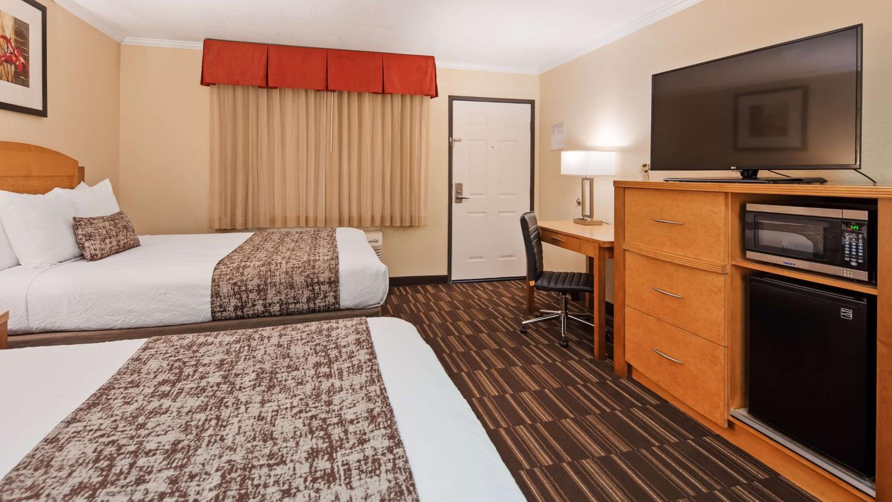 Queen Room with Two Queen Beds - Non-Smoking - Photo 4