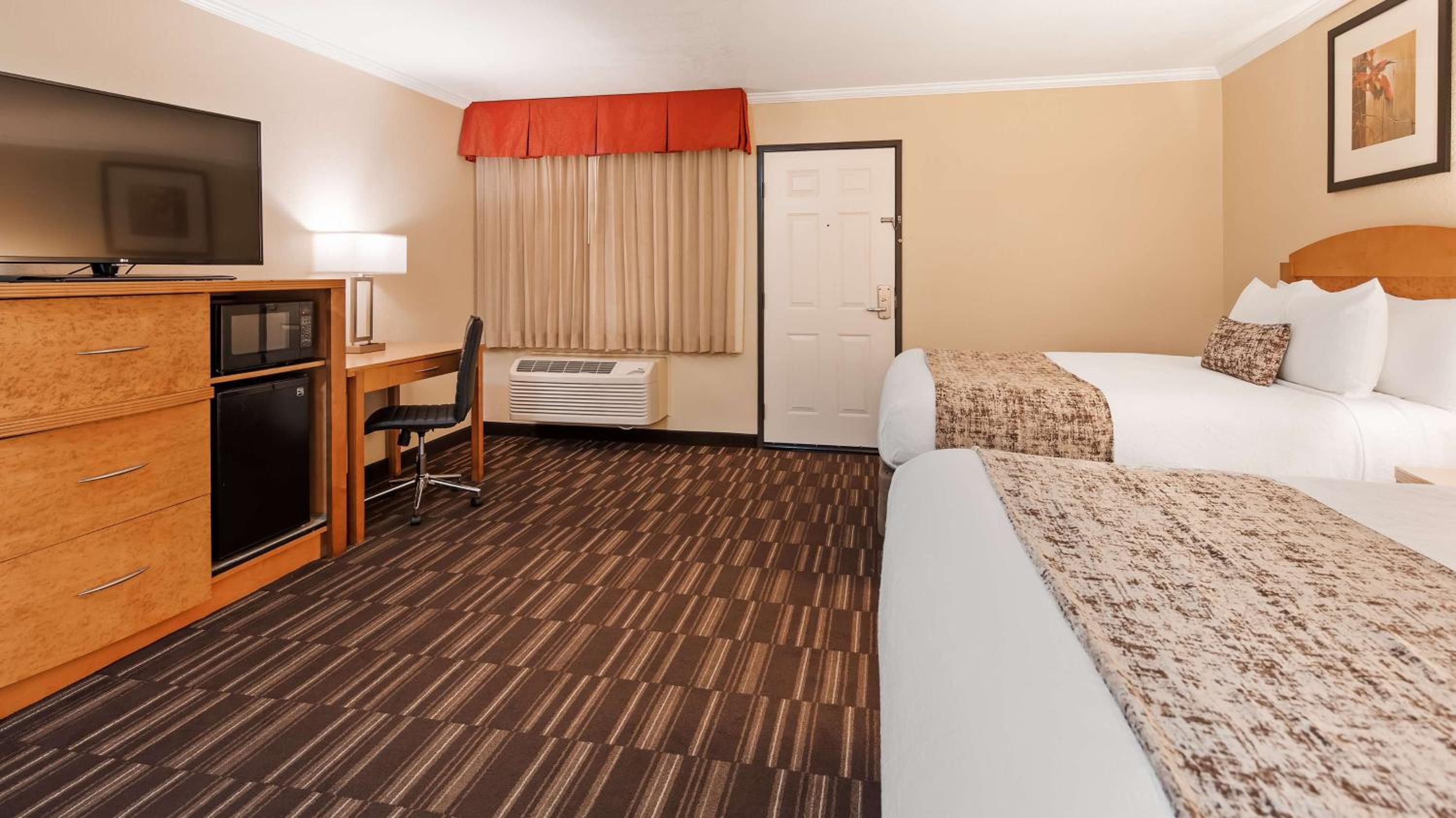 Queen Room with Two Queen Beds - Non-Smoking - Photo 3