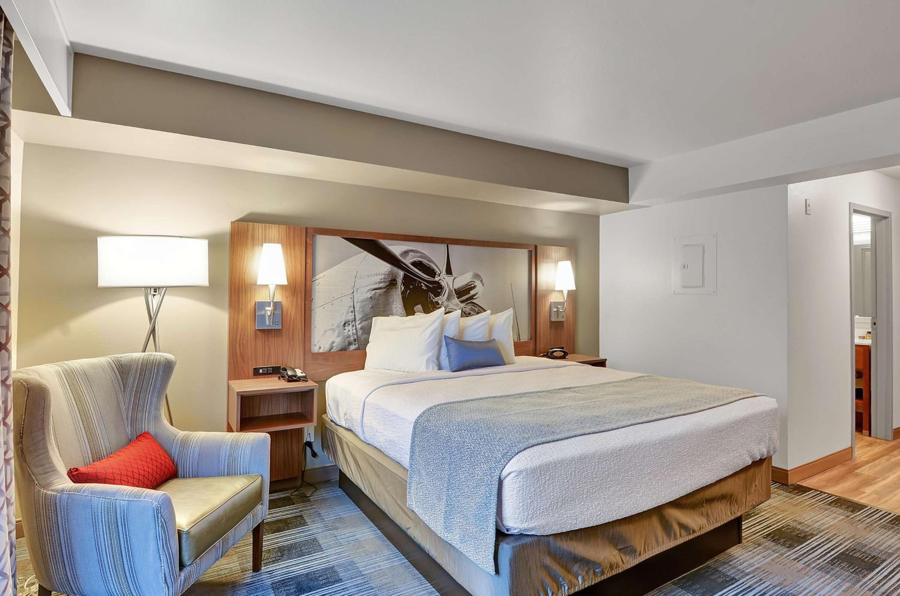 King Room with Kitchenette - Non-Smoking - Photo 3