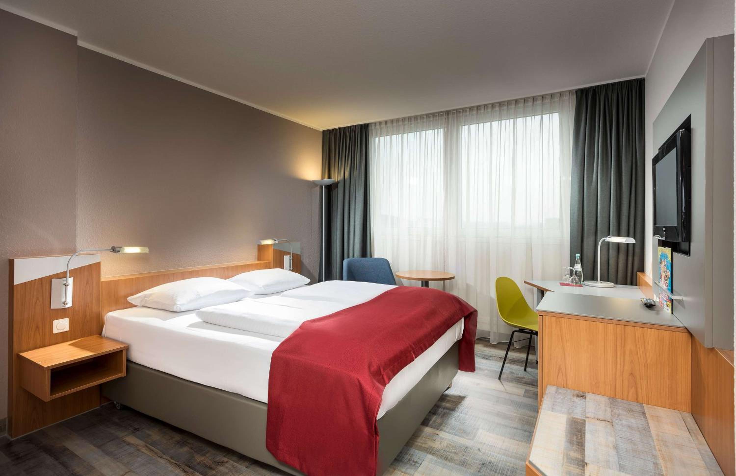 Standard Room, 1 Queen Bed - Photo 1