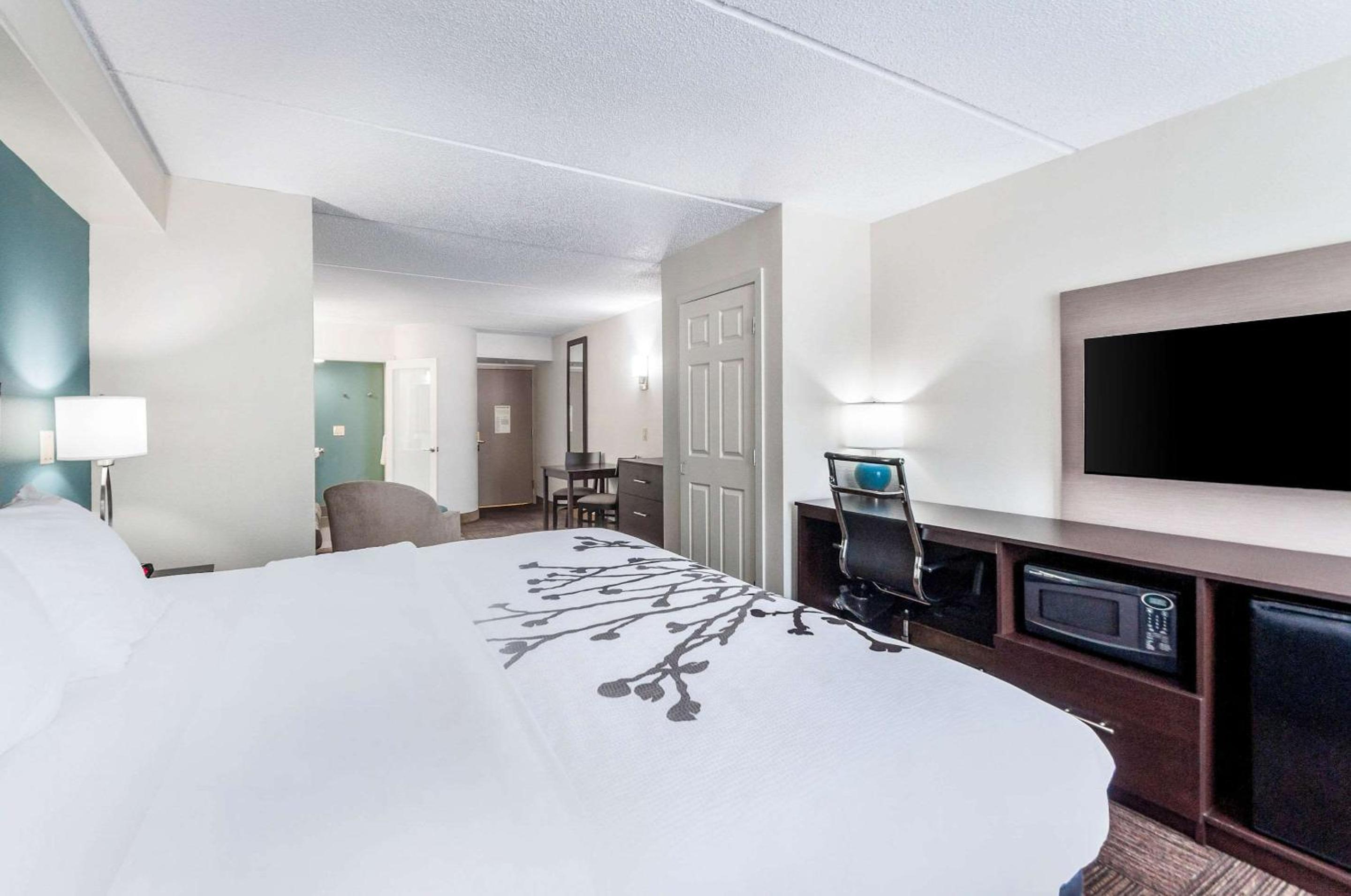King Suite - Non-Smoking - Photo 3