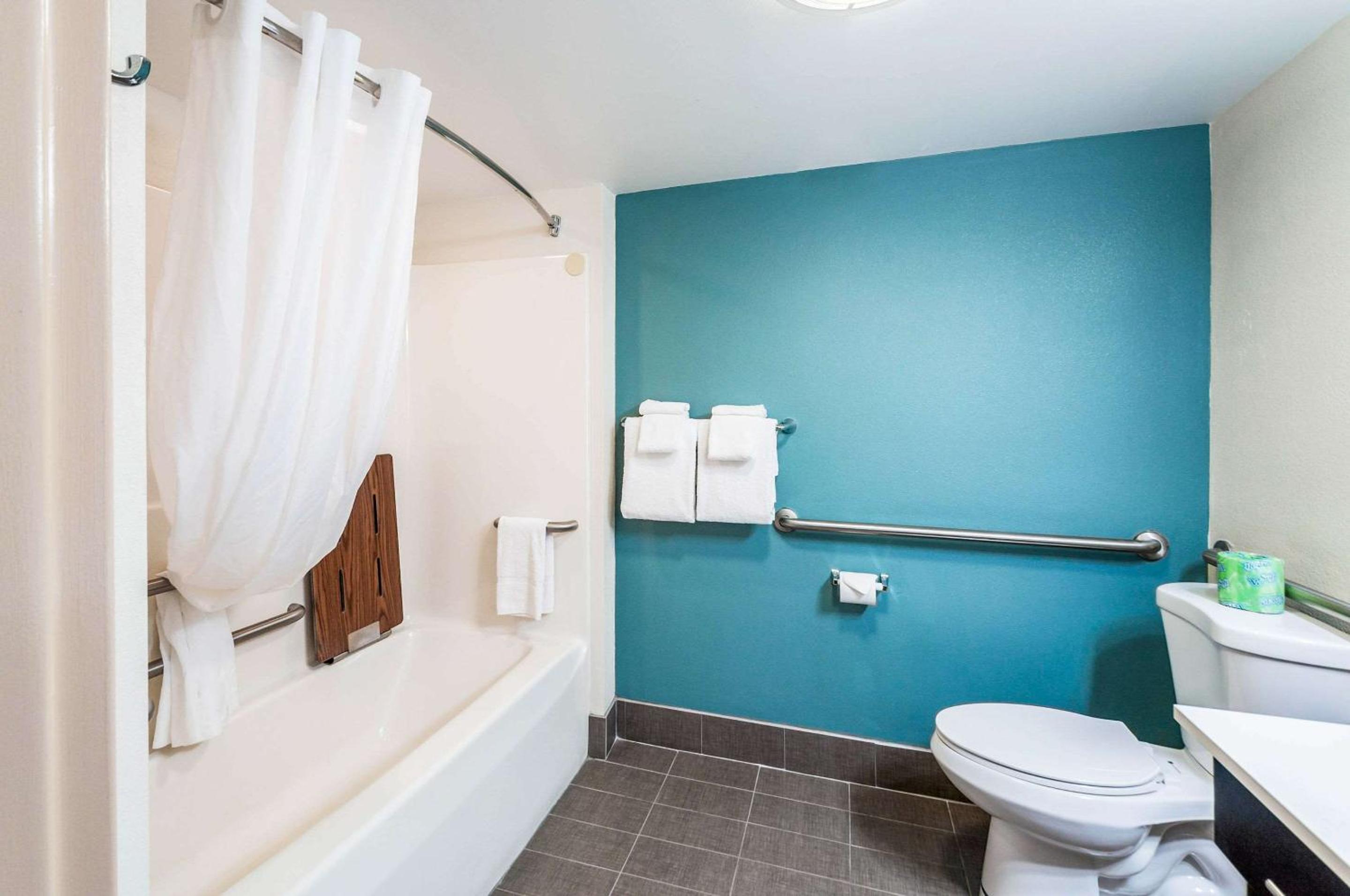 Queen Room - Disability Access - Photo 7