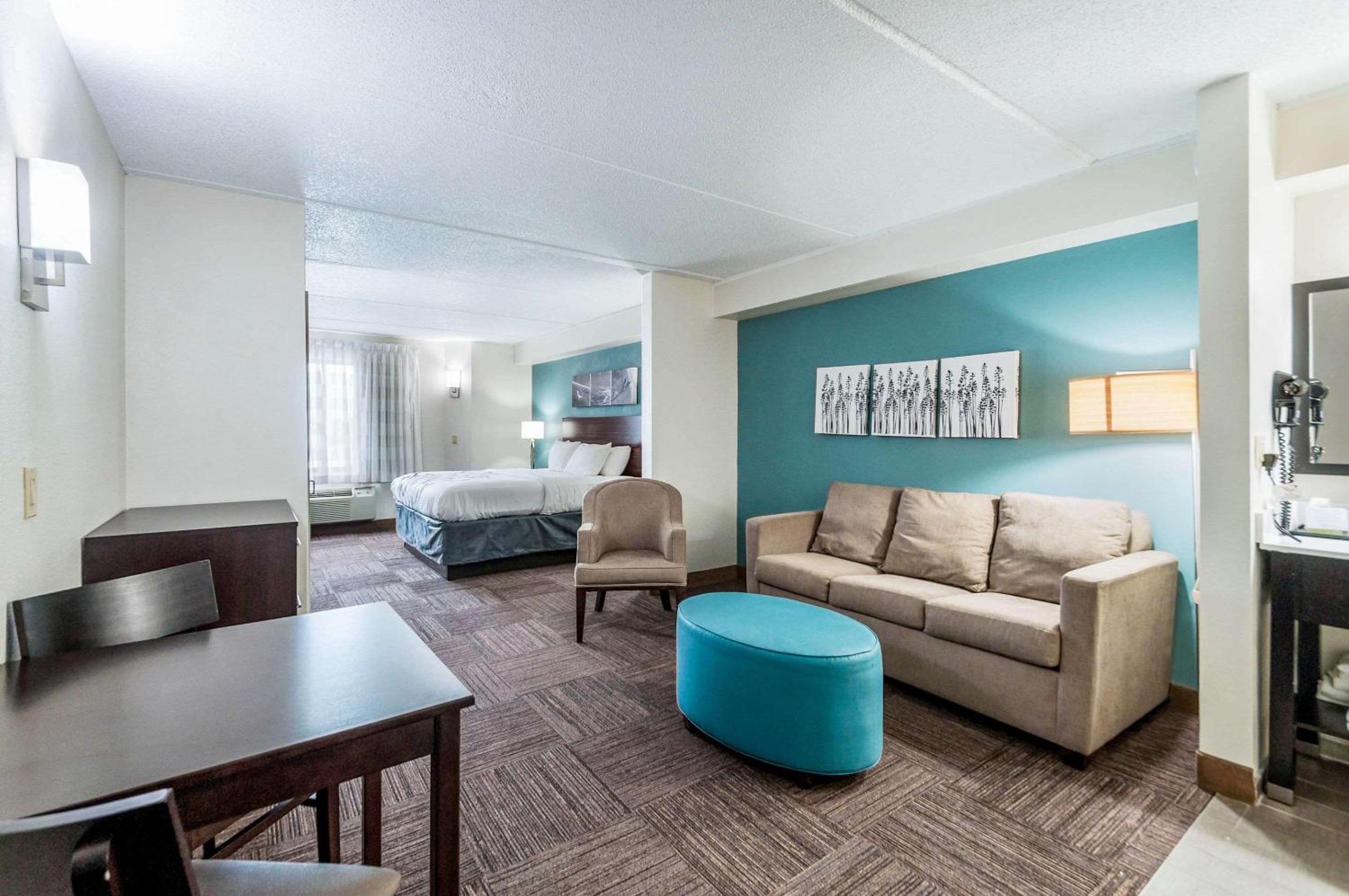 King Suite - Non-Smoking - Photo 2