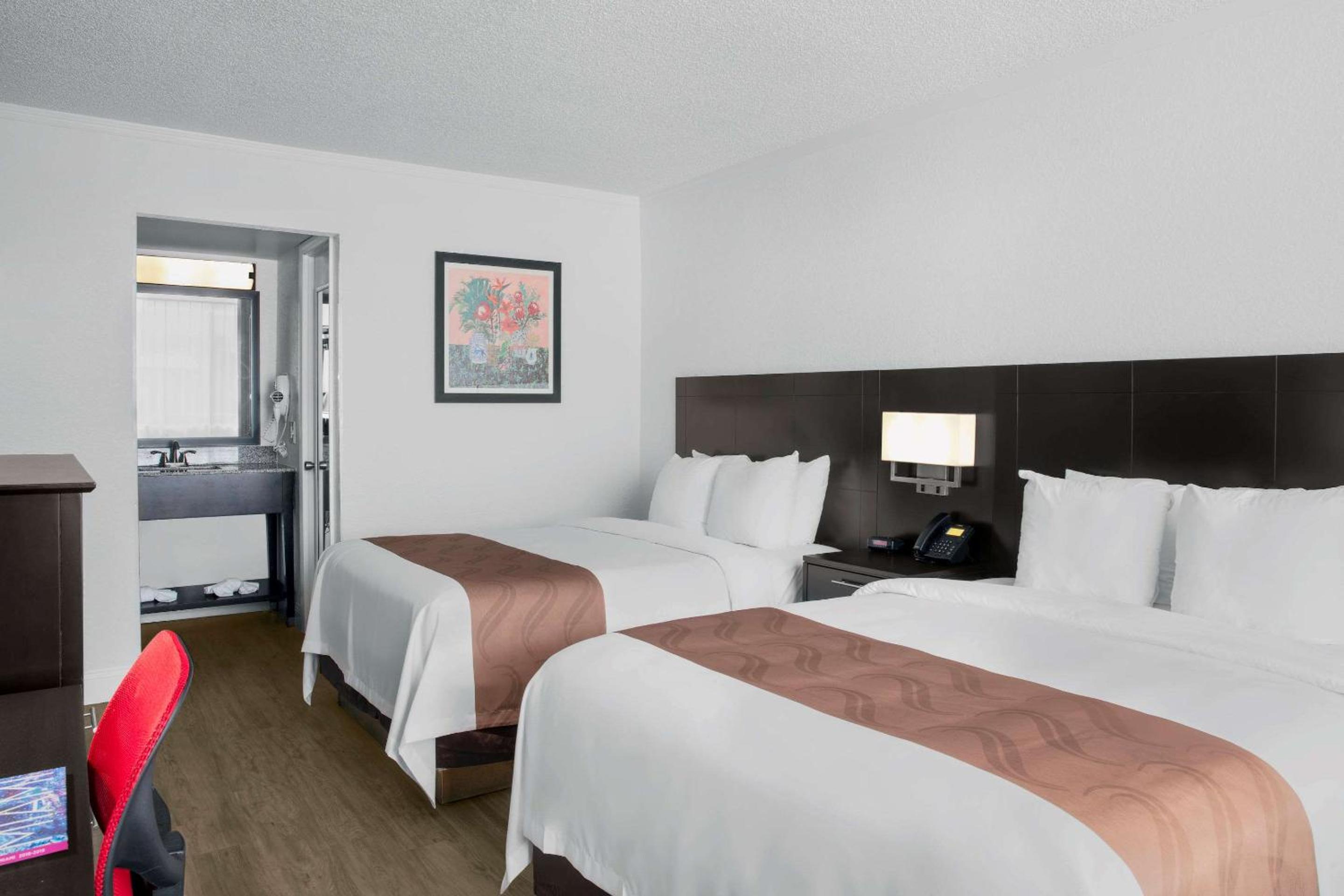 Deluxe Queen Room with Two Queen Beds - Non-Smoking photo 3