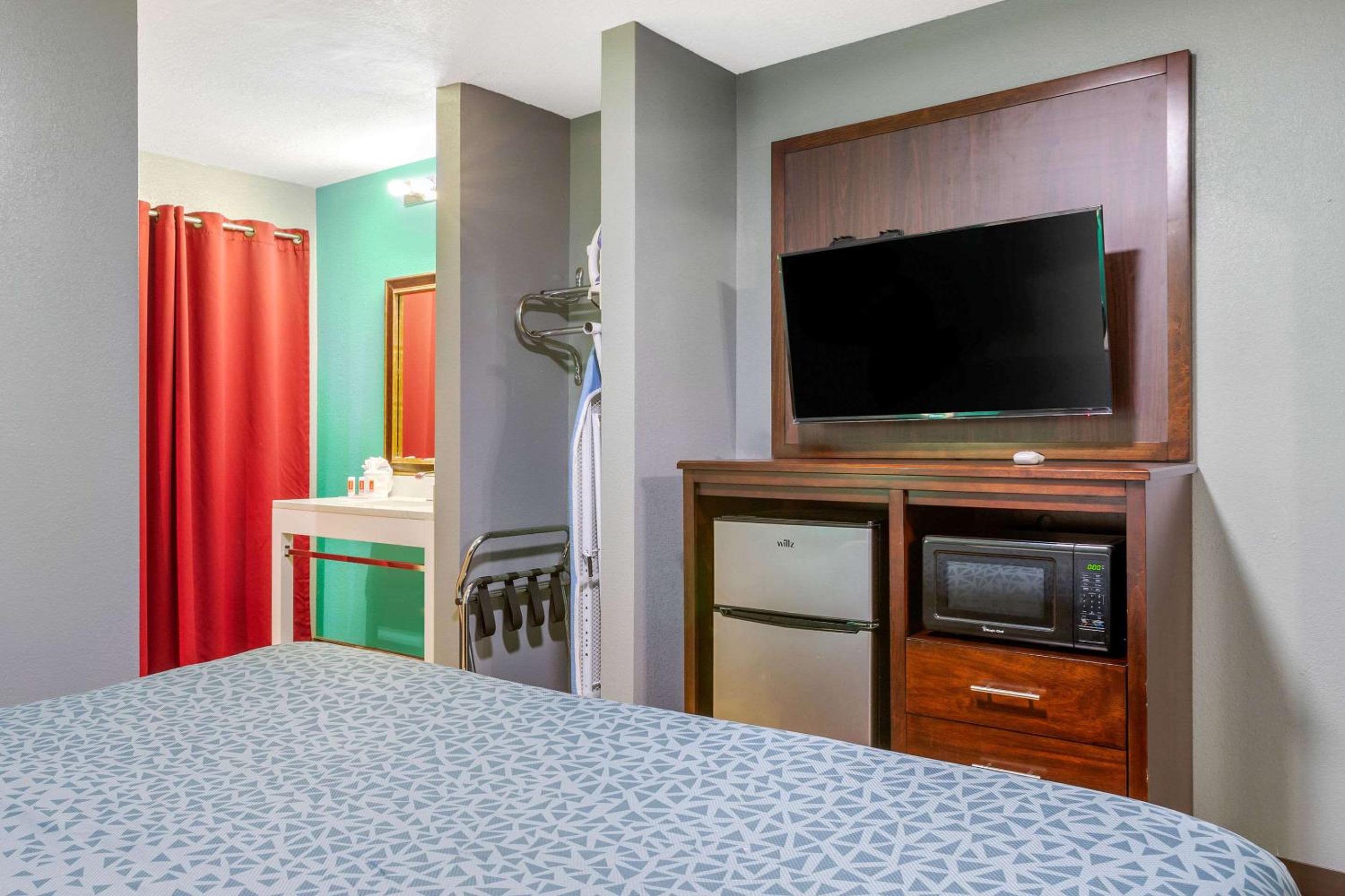 King Suite - Non-Smoking - Photo 5