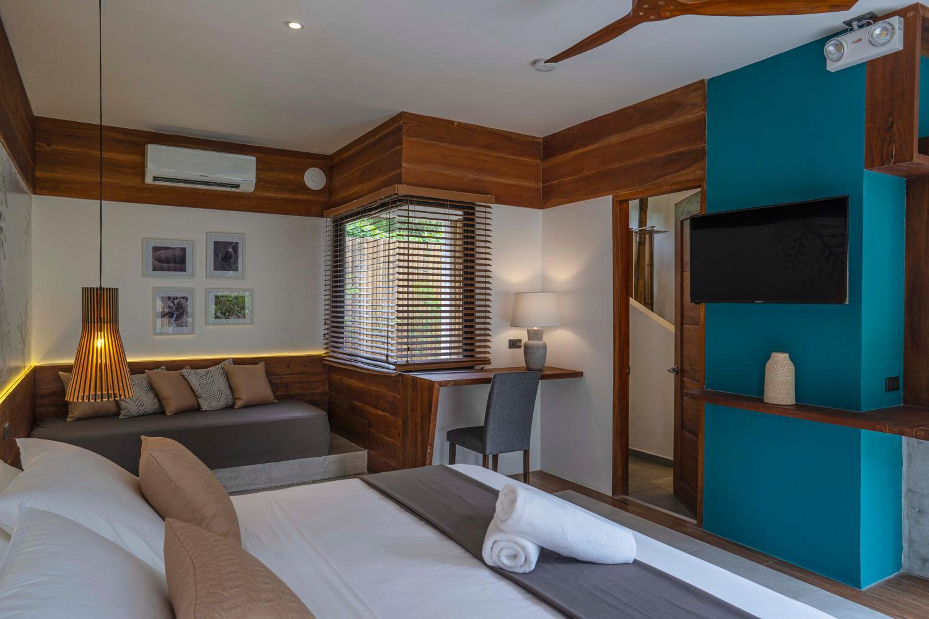 Deluxe Double Room - Photo 14