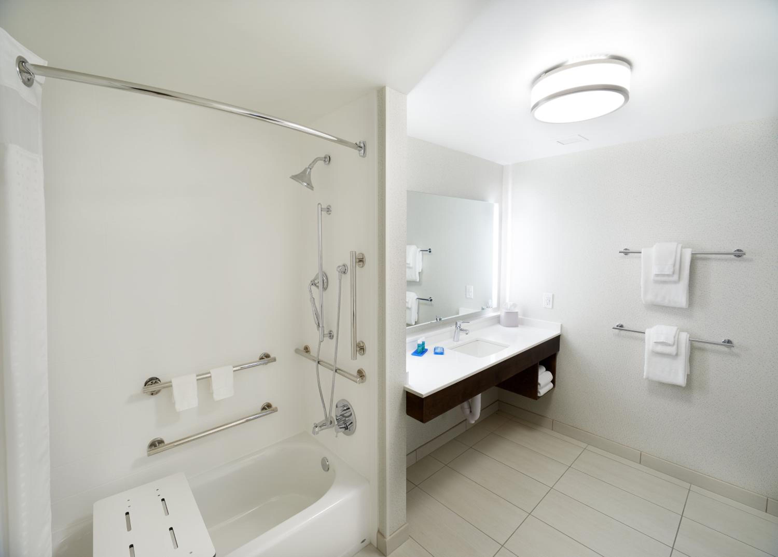 Queen Room with Two Queen Beds - Hearing Accessible/Non-Smoking photo 3