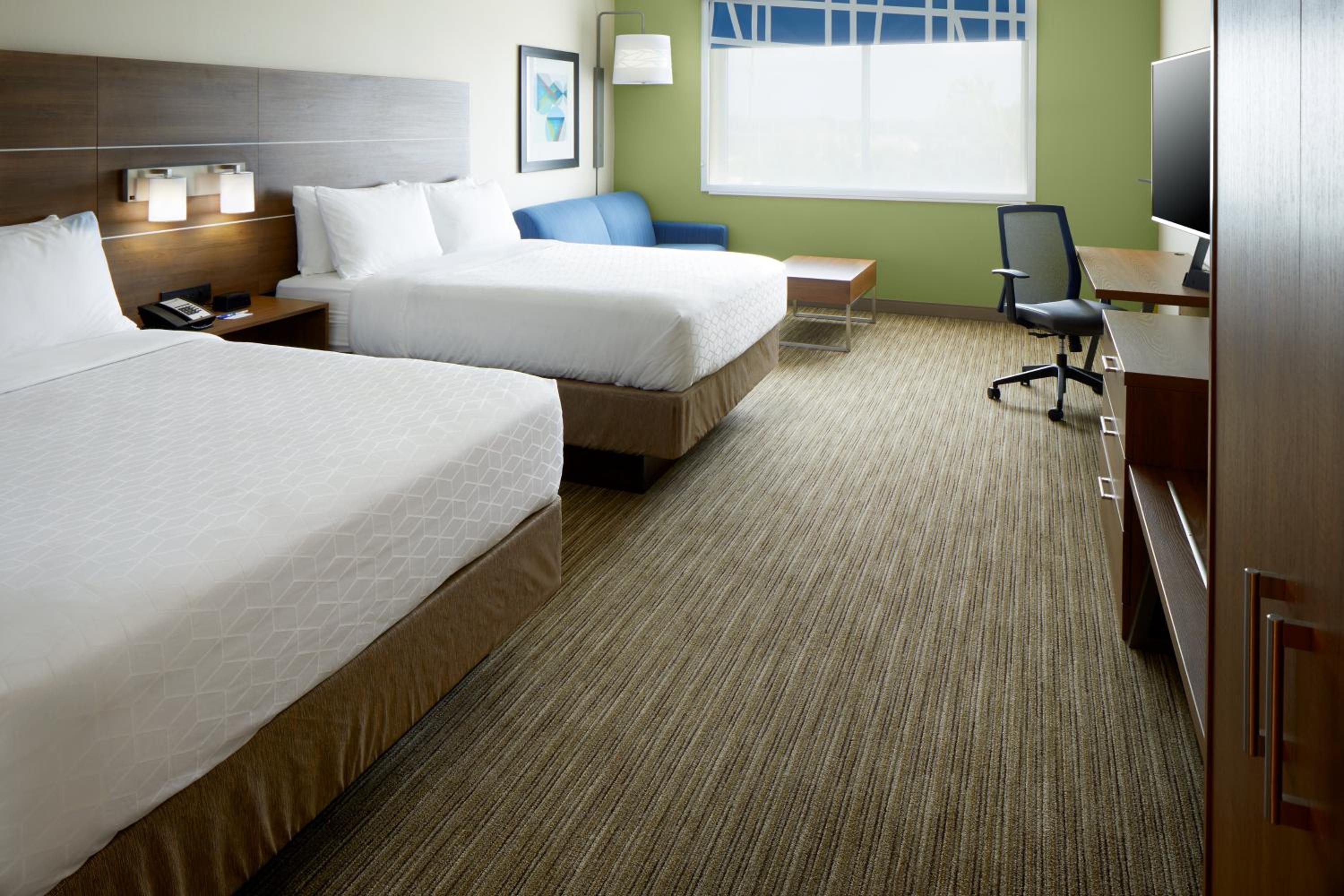 Queen Suite with Two Queen Beds photo 3