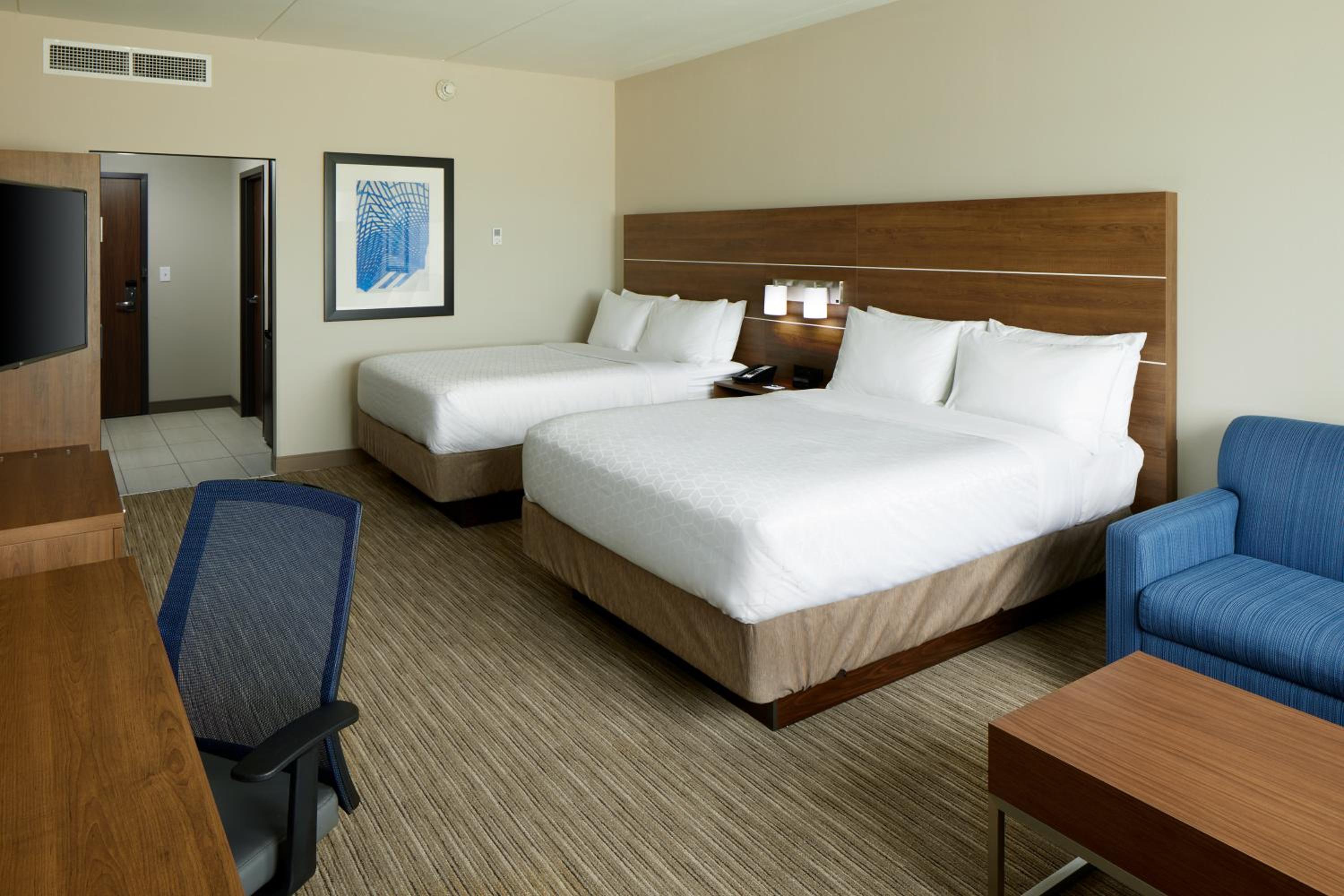 Queen Suite with Two Queen Beds photo 1