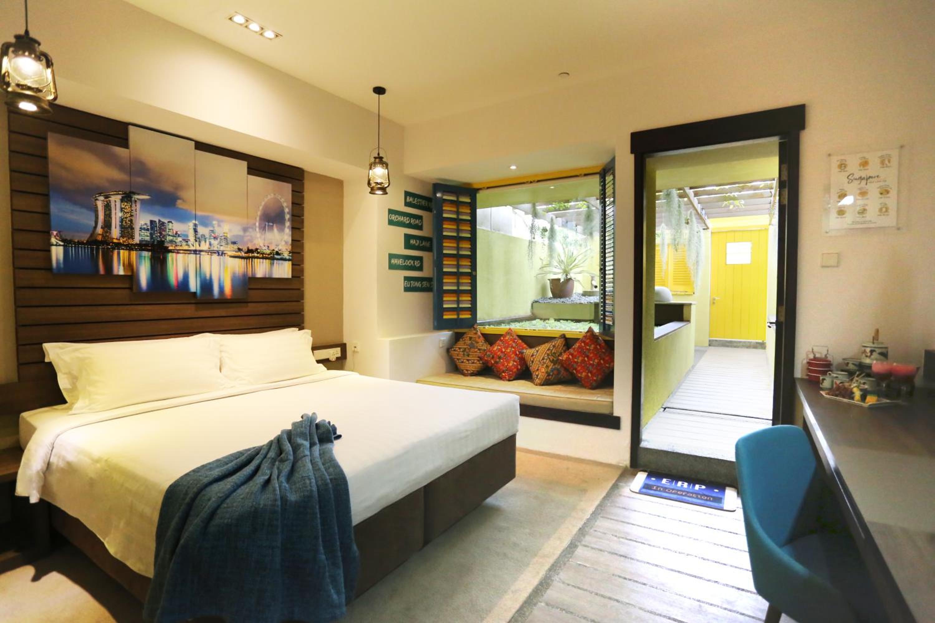 Theme Courtyard Club Room with Lounge Access photo 3