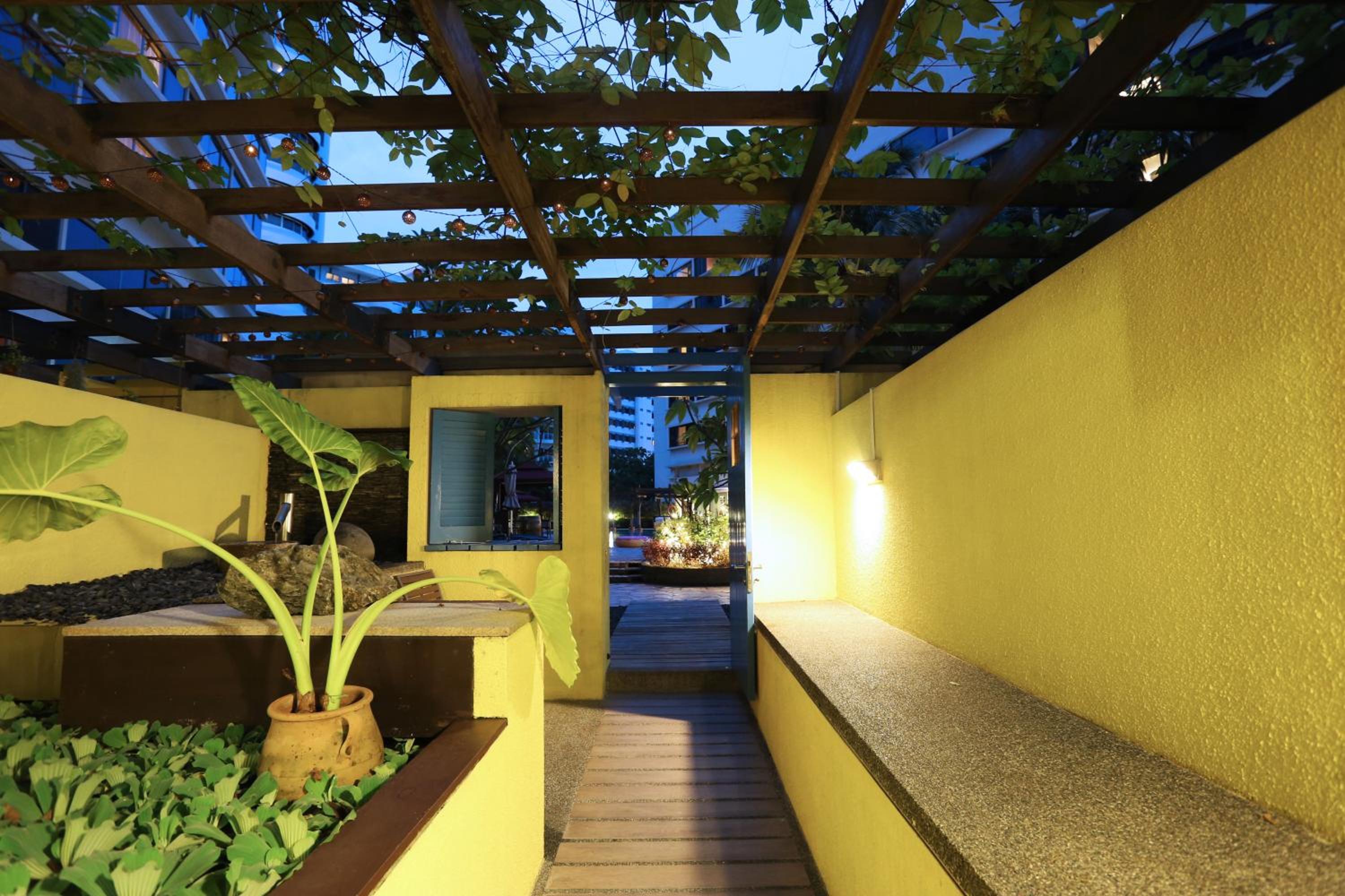 Theme Courtyard Club Room with Lounge Access photo 2