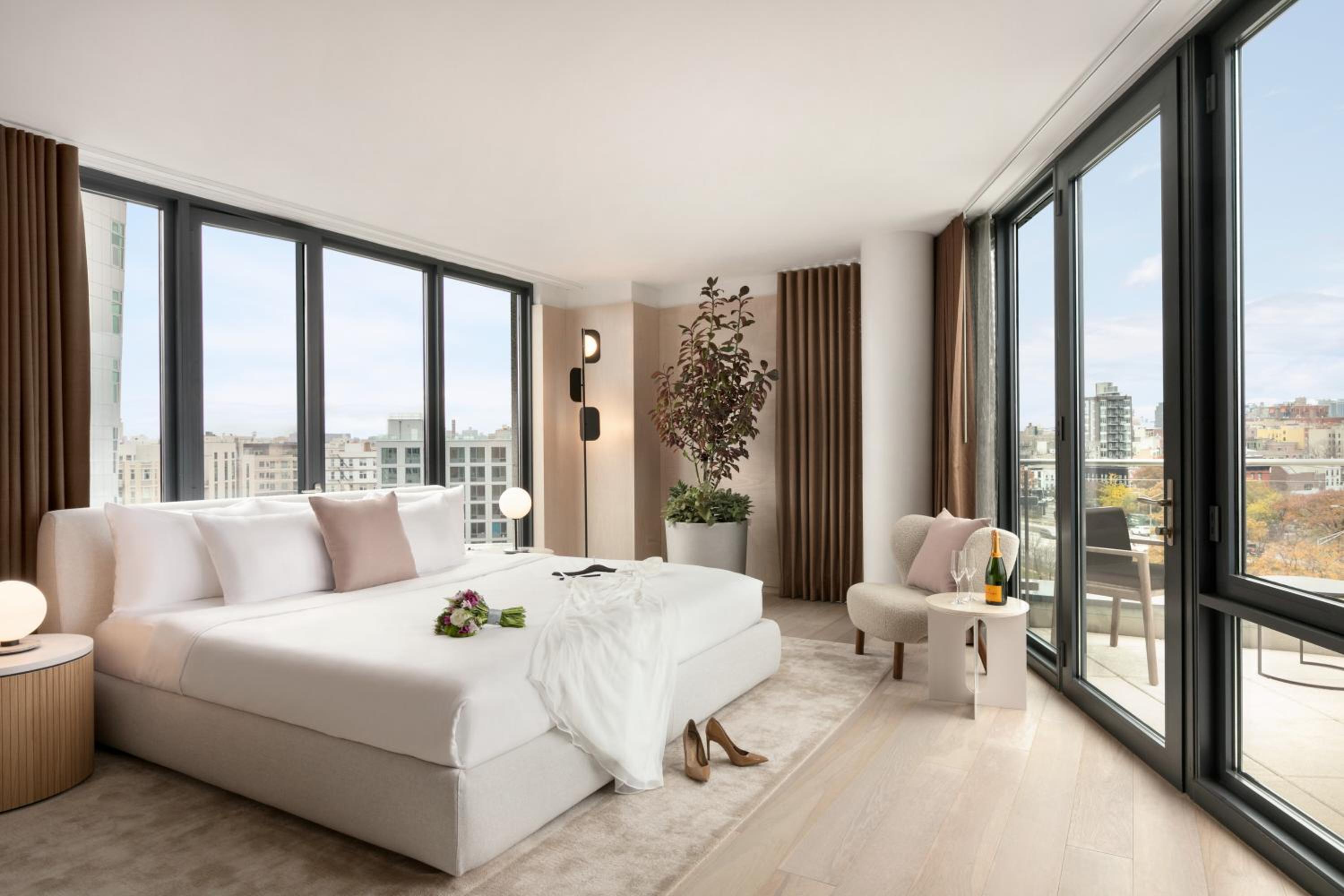 One-Bedroom King Suite with City View - Balcony
