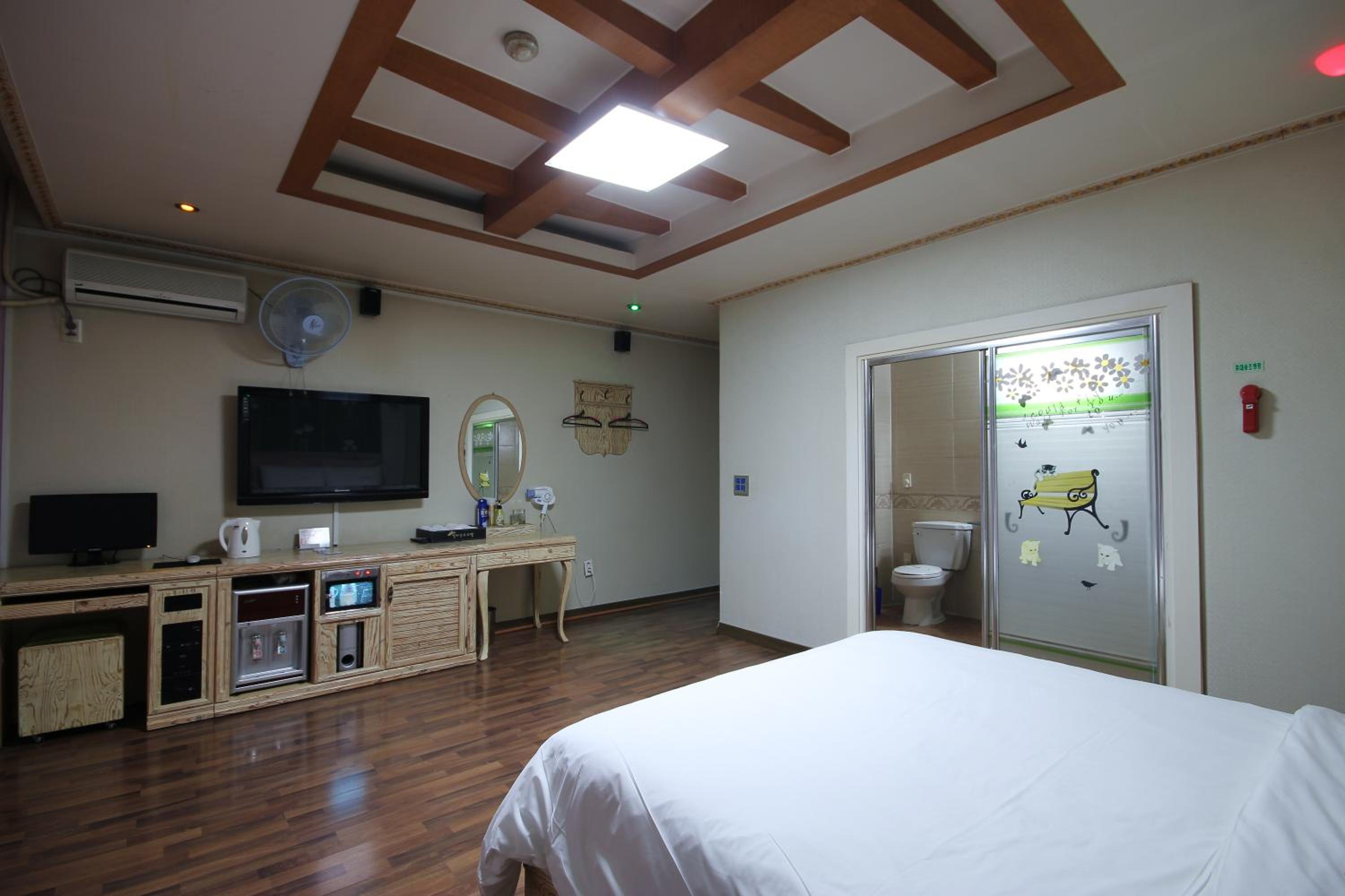 Queen Room photo 3