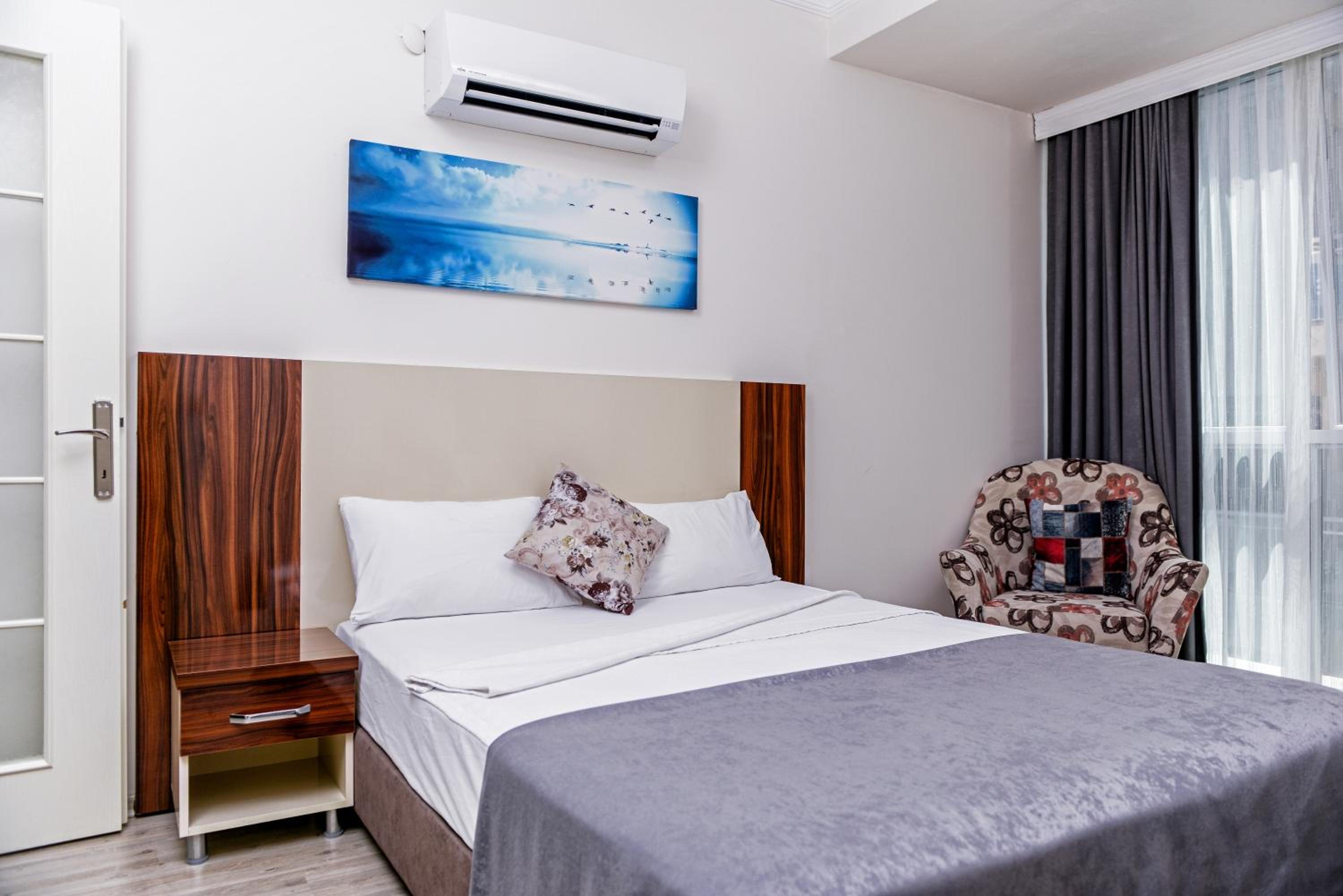 Deluxe Double Room with Bath - Photo 7