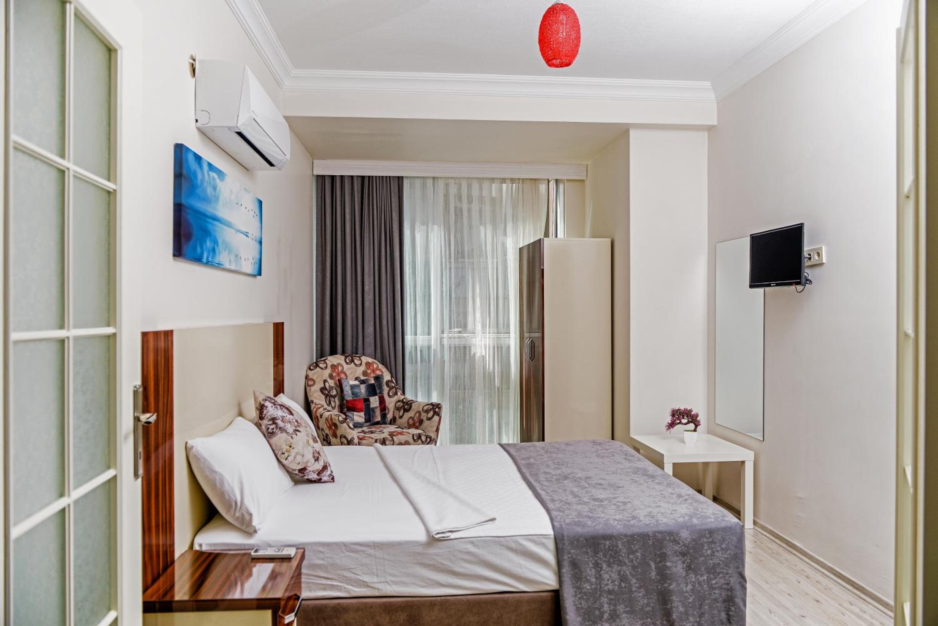Deluxe Double Room with Bath - Photo 1