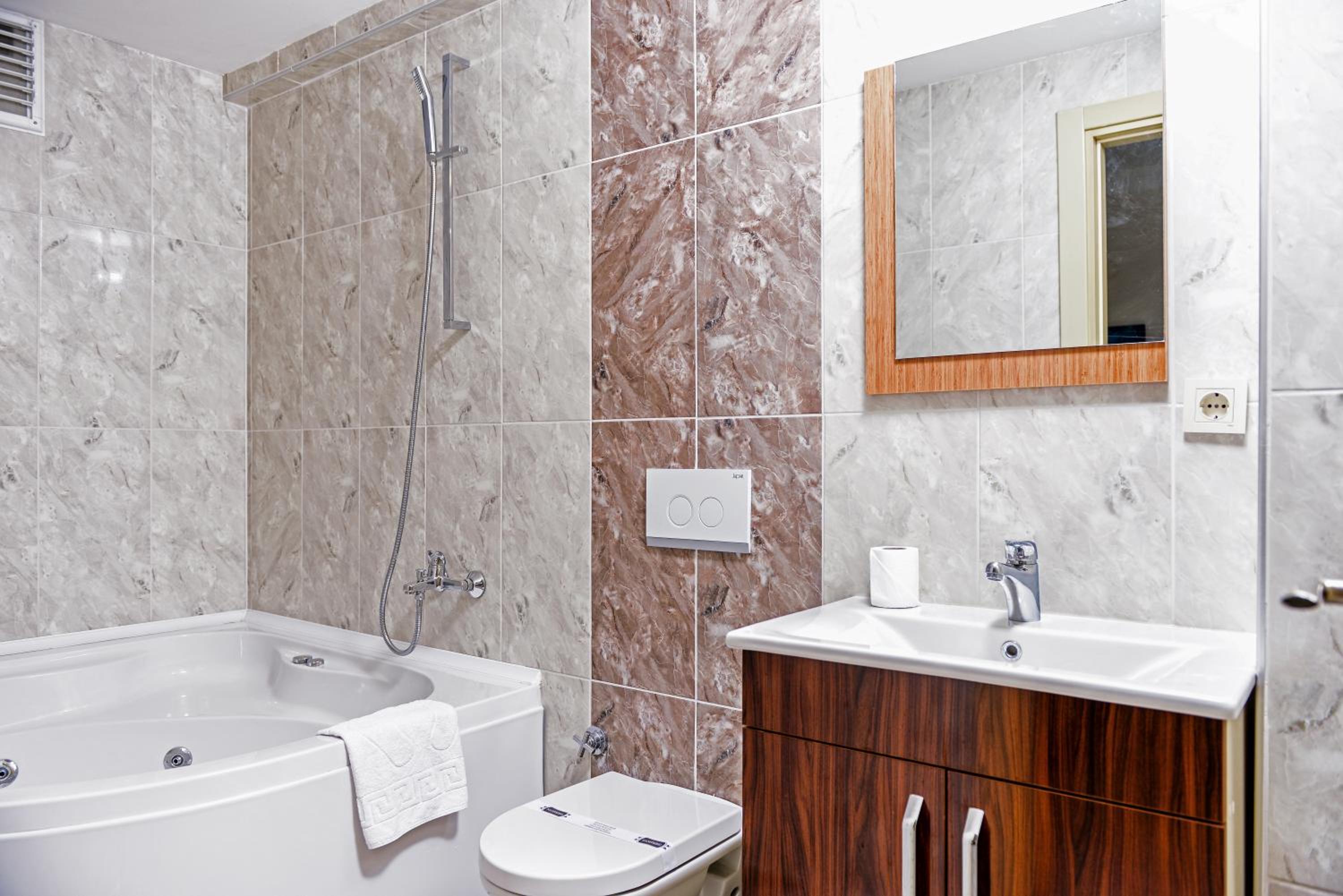 Deluxe Double Room with Bath - Photo 4
