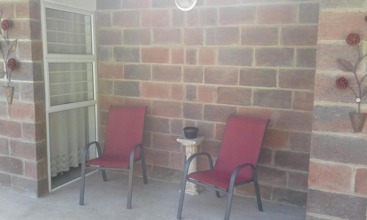 Double Room with Pool View - Photo 4