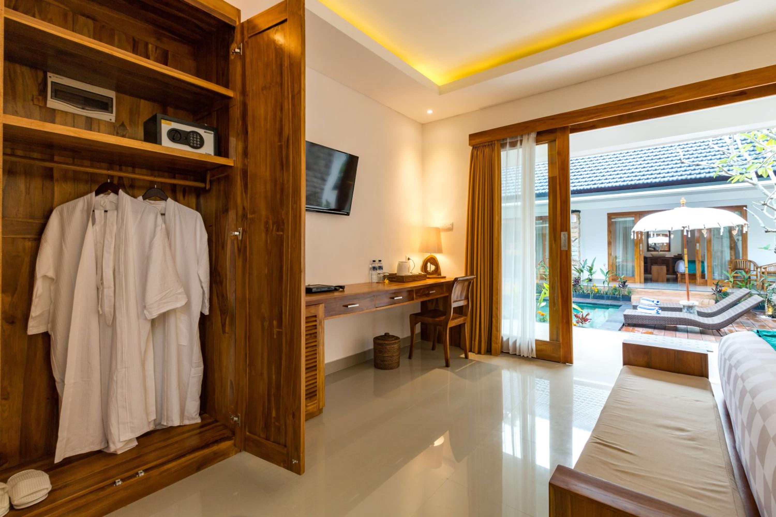 King Suite with Pool View - Photo 4