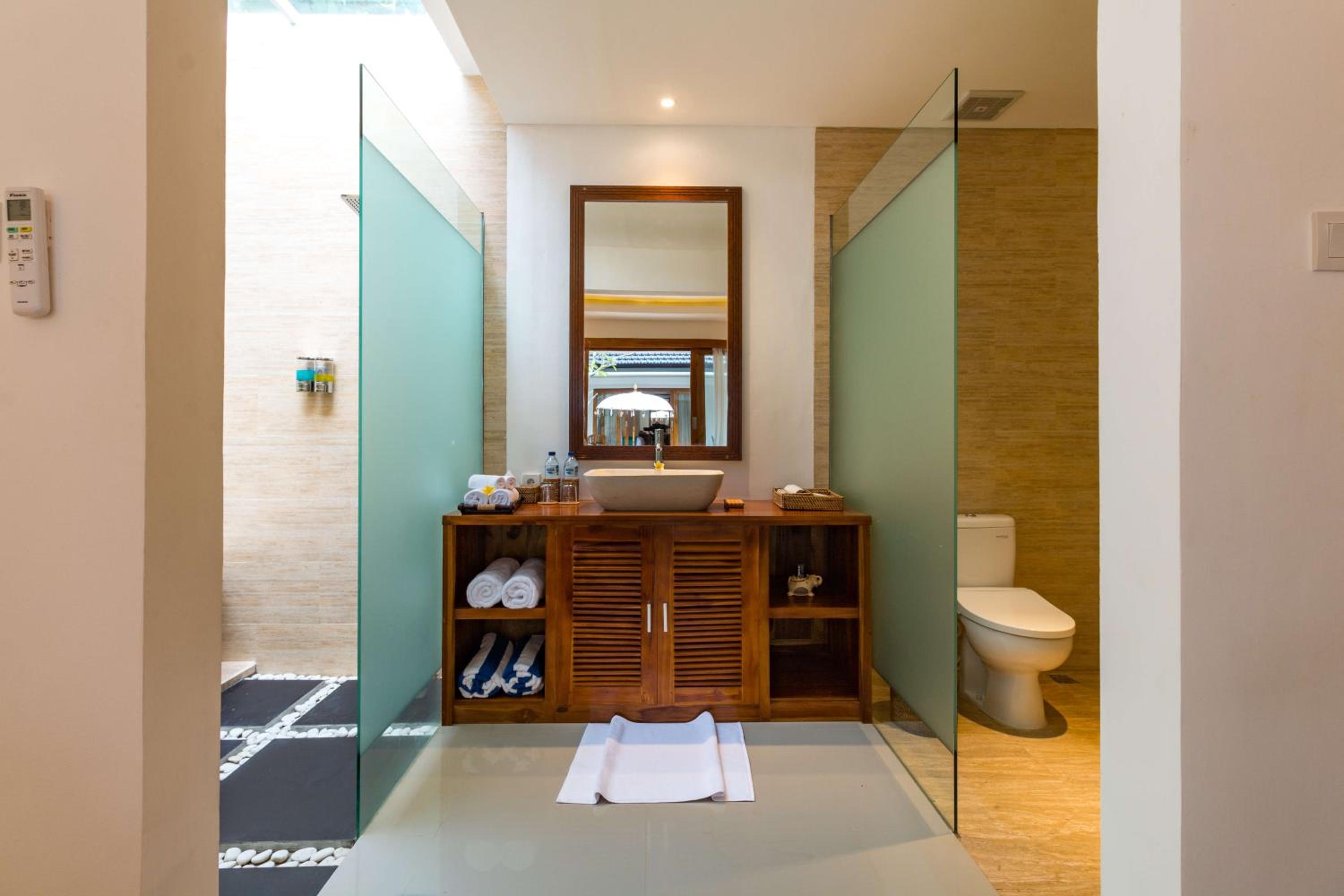 King Suite with Pool View - Photo 6