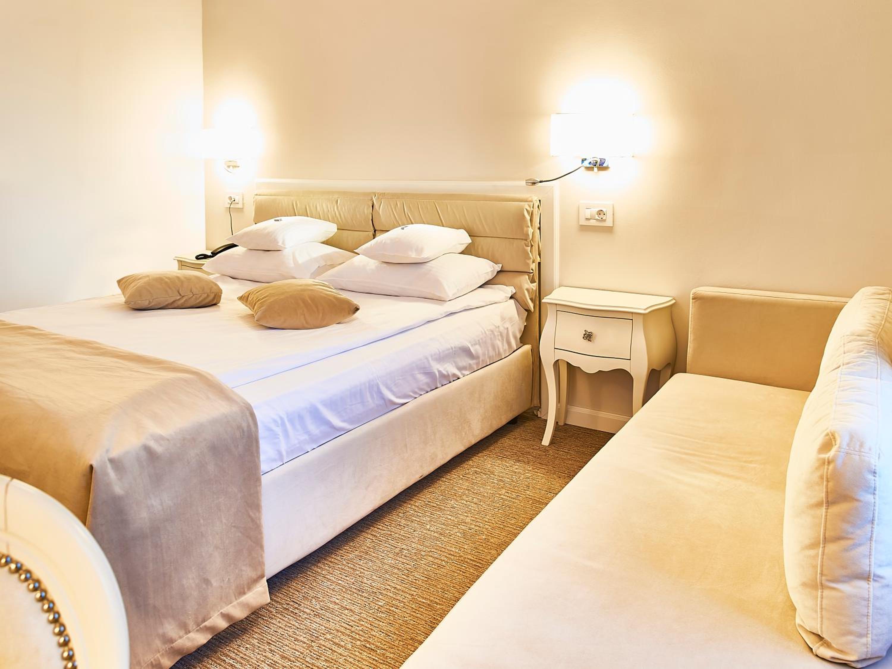 Deluxe Double Room with Sofa - Photo 4