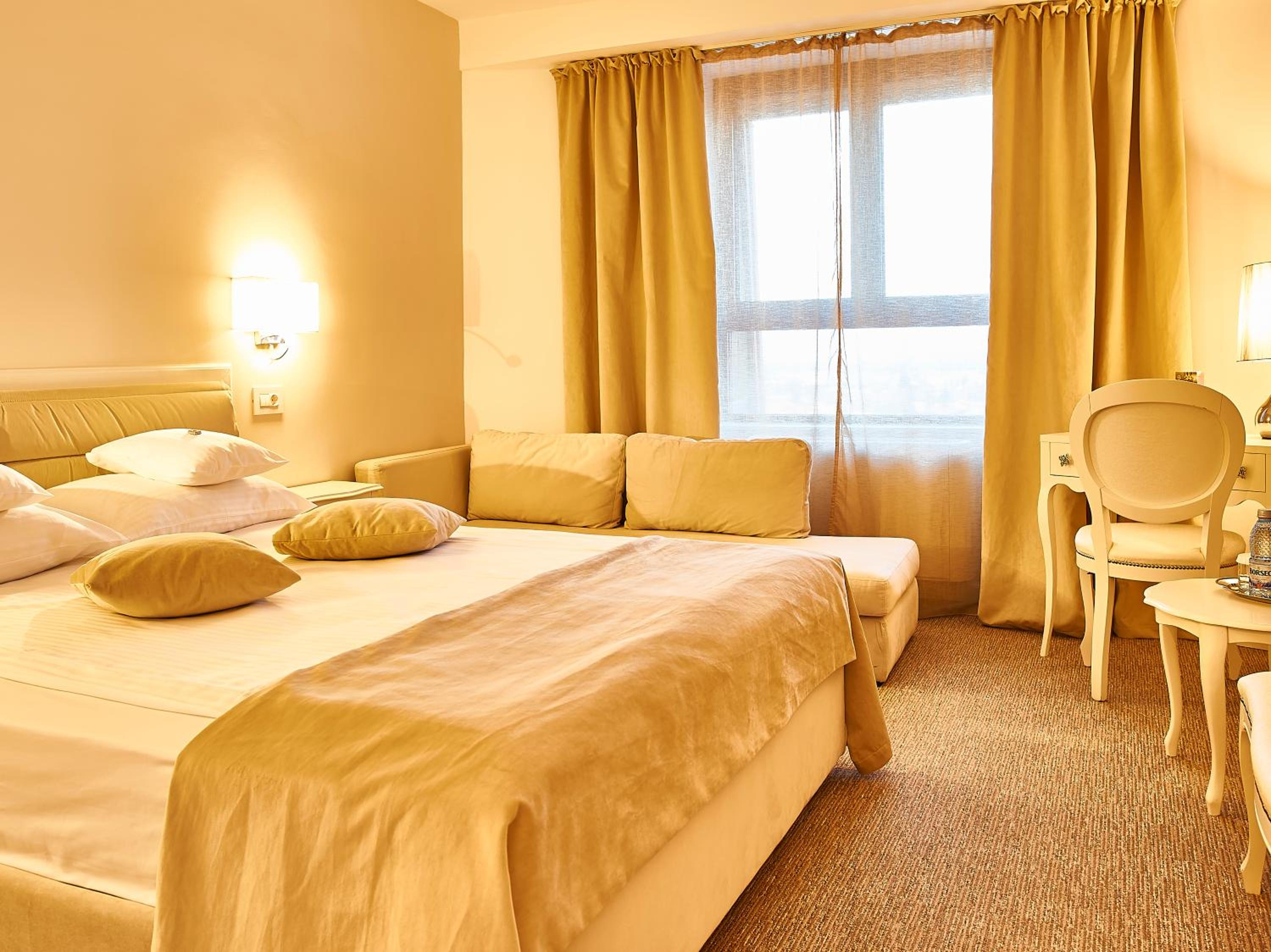 Deluxe Double Room with Sofa - Photo 3