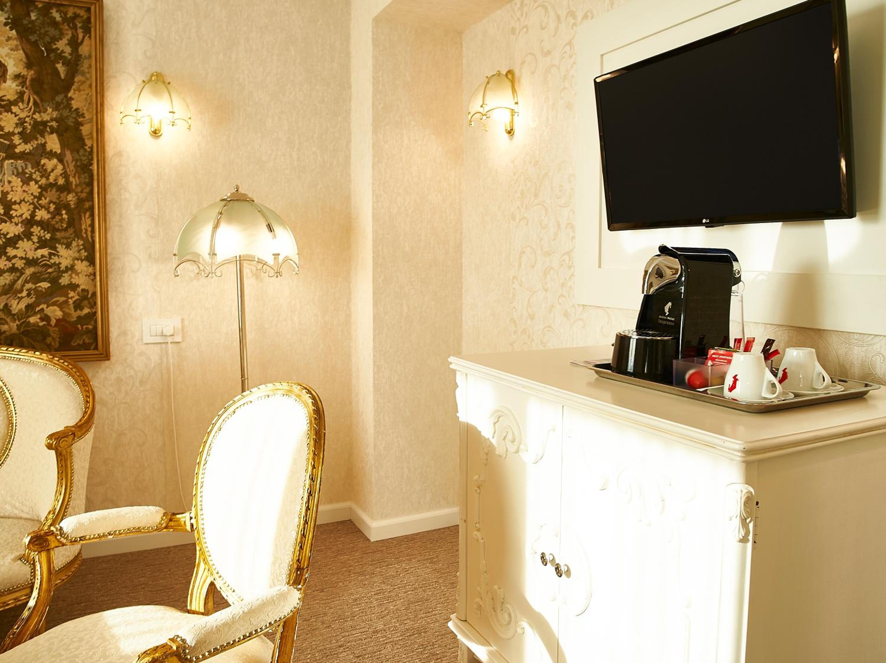 Standard Suite - Photo 4
