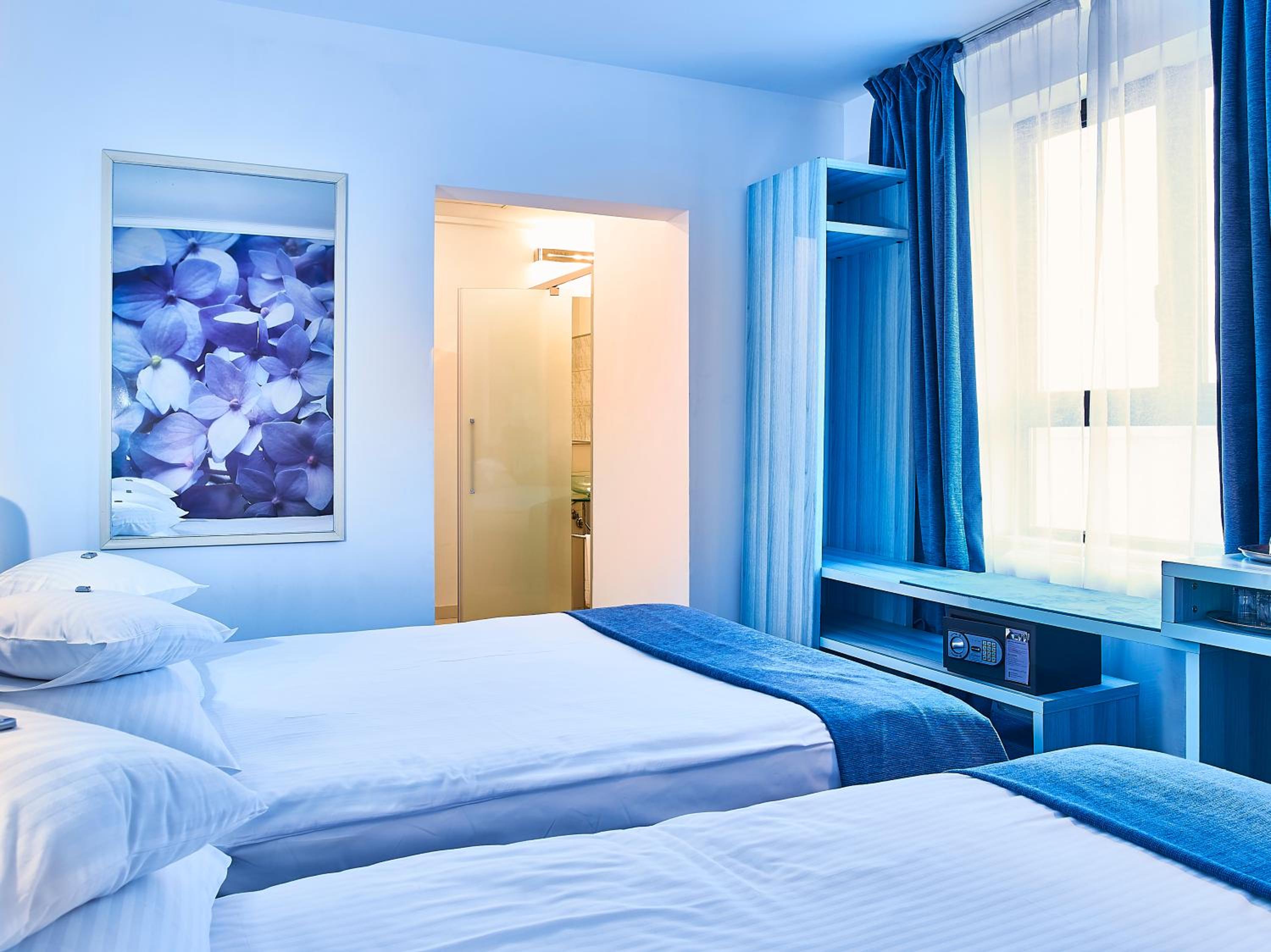 Standard Twin Room - Photo 8